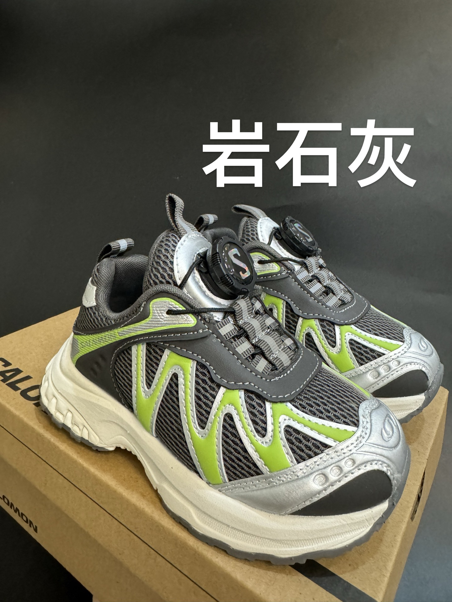 NO:583755,Salomon XT-WHISER knob buckle children's shoes. Bai Jingting's same internet celebrity model children's casual outdoor cross-country functional sports running shoes. Sizes 26-37. Classic Salomon series. Exquisite lock design, easy to put on and take off. High-quality fabric splicing with full texture. Rubber wear-resistant and non-slip outsole, the foot feel is self-evident. Salomon,19860909萨络蒙XT-WHISER旋钮扣童鞋 白敬亭同款网红款儿童休闲户外越野机能运动跑步鞋尺码26-37码 经典萨洛蒙系列. 精致锁扣设计,穿脱方便 优质面料拼接质感满满 橡胶耐磨防滑大底,脚感不言而喻,萨洛蒙,,Children's