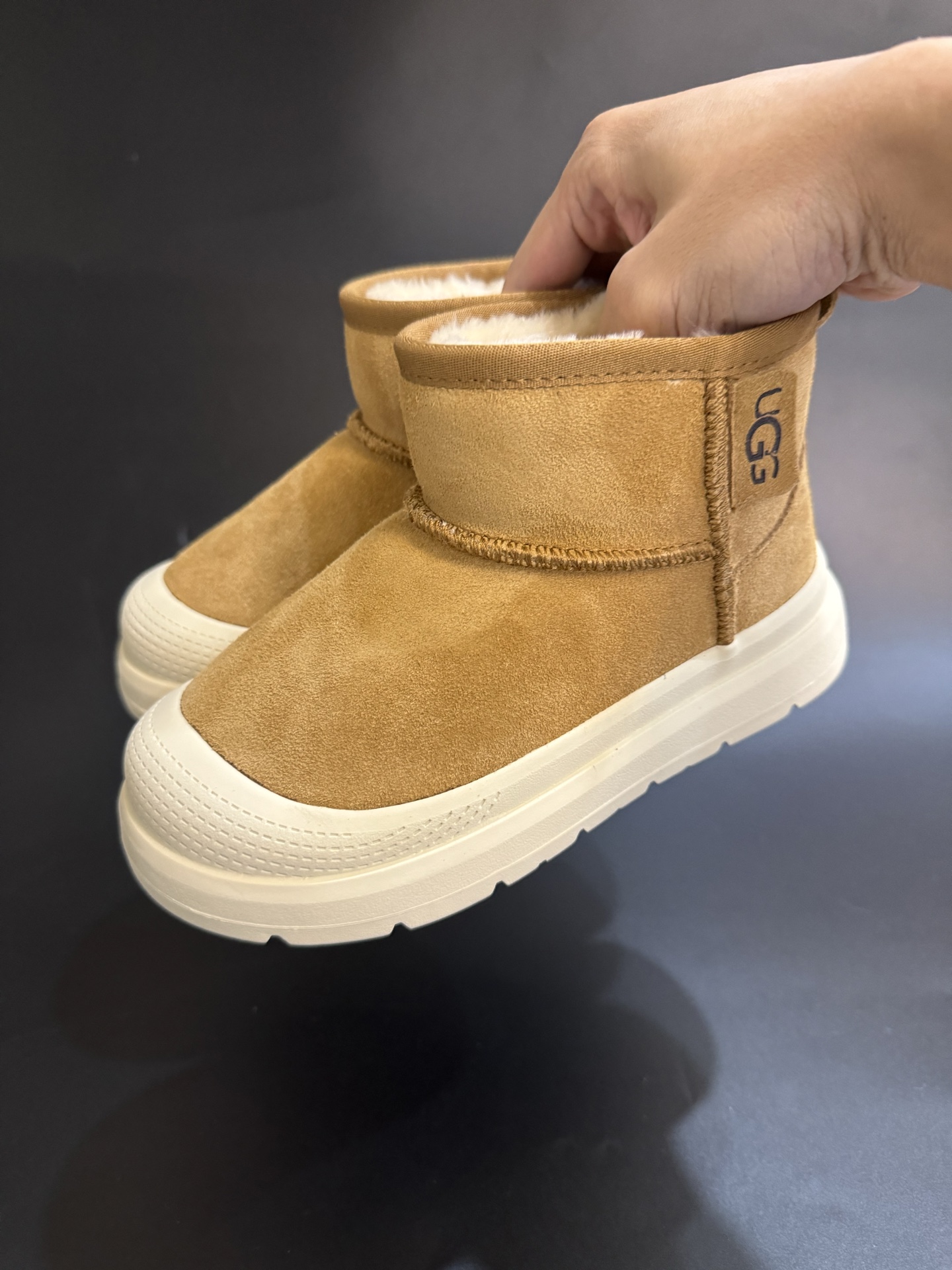 UGG王一博同款儿童中帮雪地靴 尺码25—35 经典UGG明星款式❤️ 低帮款式设计，保暖防风☁️ 羊毛一体系列，质感满满💯 橡胶耐磨防滑大底，脚感超赞👍🏻-选品中心