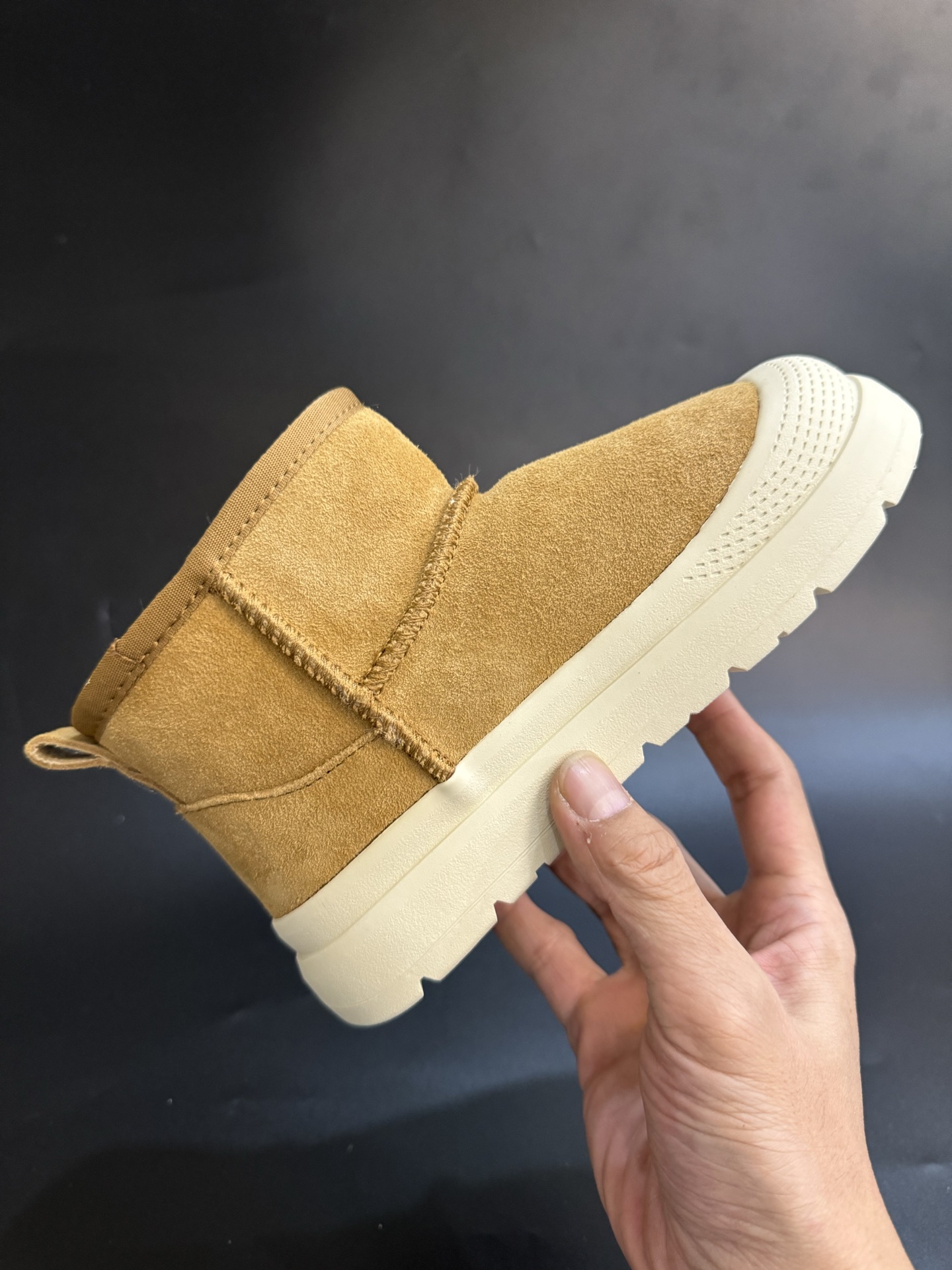 图片[5]-UGG王一博同款儿童中帮雪地靴 尺码25—35 经典UGG明星款式❤️ 低帮款式设计，保暖防风☁️ 羊毛一体系列，质感满满💯 橡胶耐磨防滑大底，脚感超赞👍🏻-选品中心