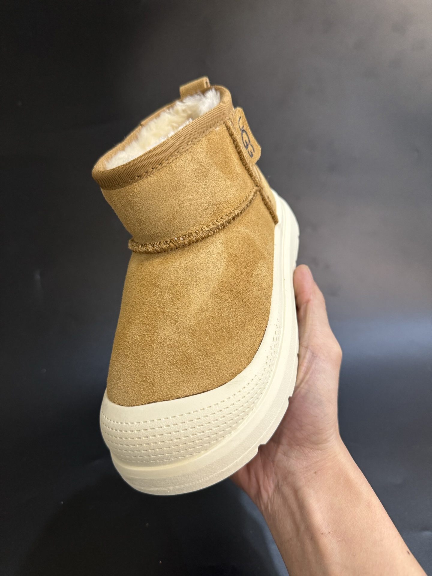 图片[4]-UGG王一博同款儿童中帮雪地靴 尺码25—35 经典UGG明星款式❤️ 低帮款式设计，保暖防风☁️ 羊毛一体系列，质感满满💯 橡胶耐磨防滑大底，脚感超赞👍🏻-选品中心