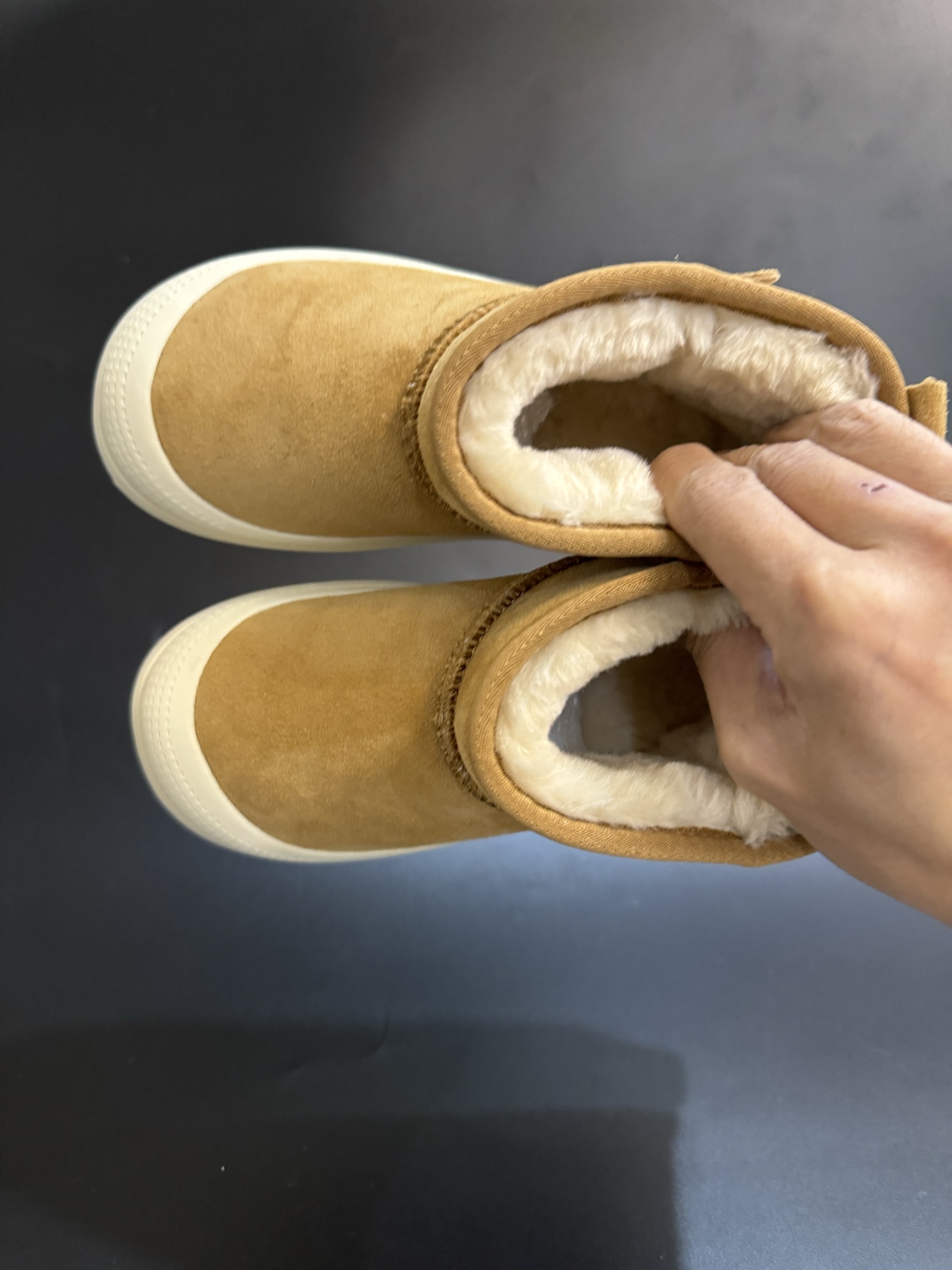 图片[2]-UGG王一博同款儿童中帮雪地靴 尺码25—35 经典UGG明星款式❤️ 低帮款式设计，保暖防风☁️ 羊毛一体系列，质感满满💯 橡胶耐磨防滑大底，脚感超赞👍🏻-选品中心