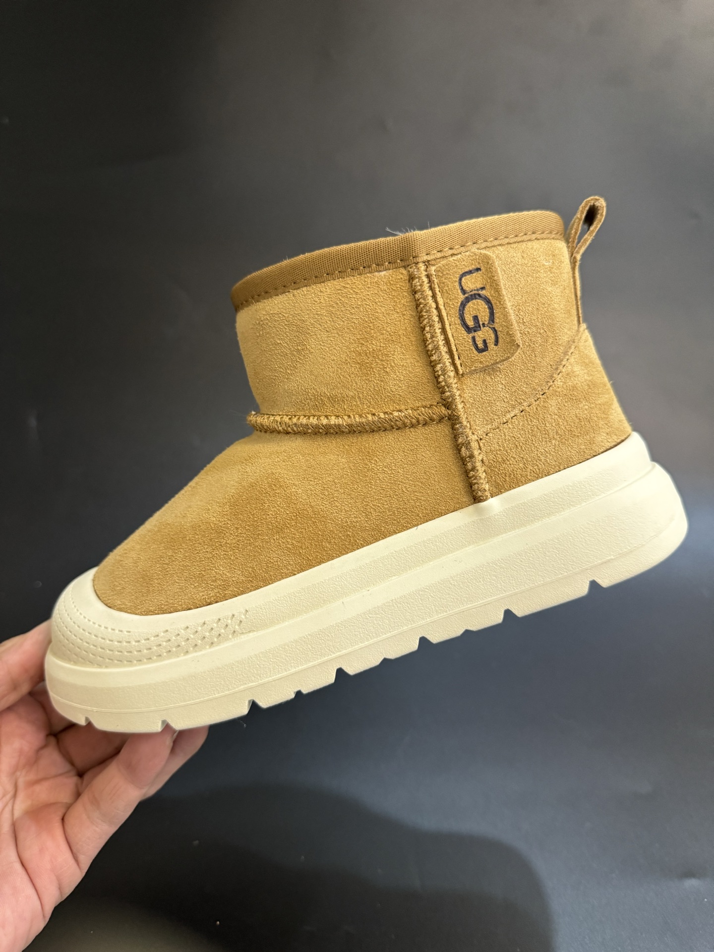 图片[8]-UGG王一博同款儿童中帮雪地靴 尺码25—35 经典UGG明星款式❤️ 低帮款式设计，保暖防风☁️ 羊毛一体系列，质感满满💯 橡胶耐磨防滑大底，脚感超赞👍🏻-选品中心