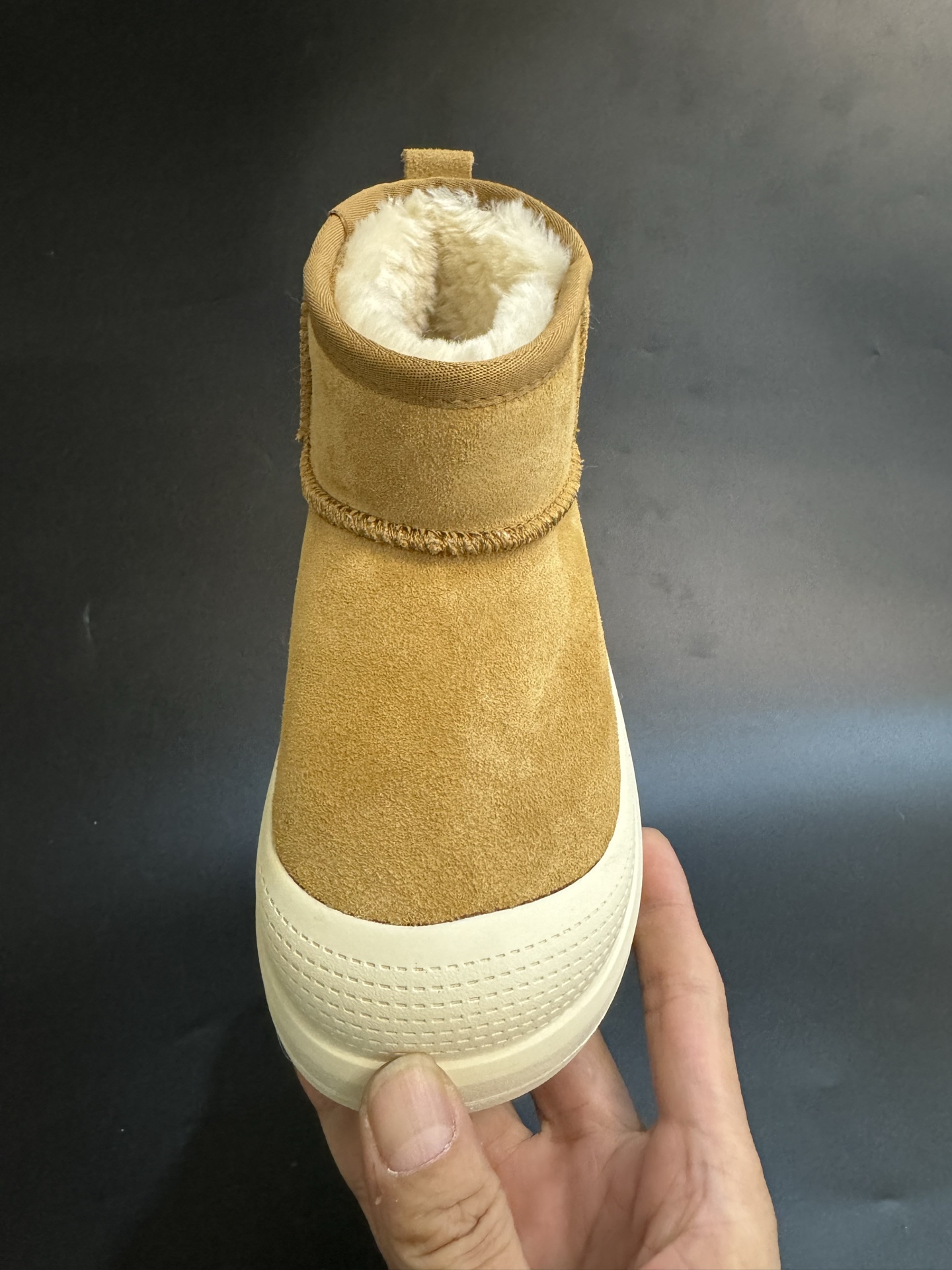 图片[6]-UGG王一博同款儿童中帮雪地靴 尺码25—35 经典UGG明星款式❤️ 低帮款式设计，保暖防风☁️ 羊毛一体系列，质感满满💯 橡胶耐磨防滑大底，脚感超赞👍🏻-选品中心