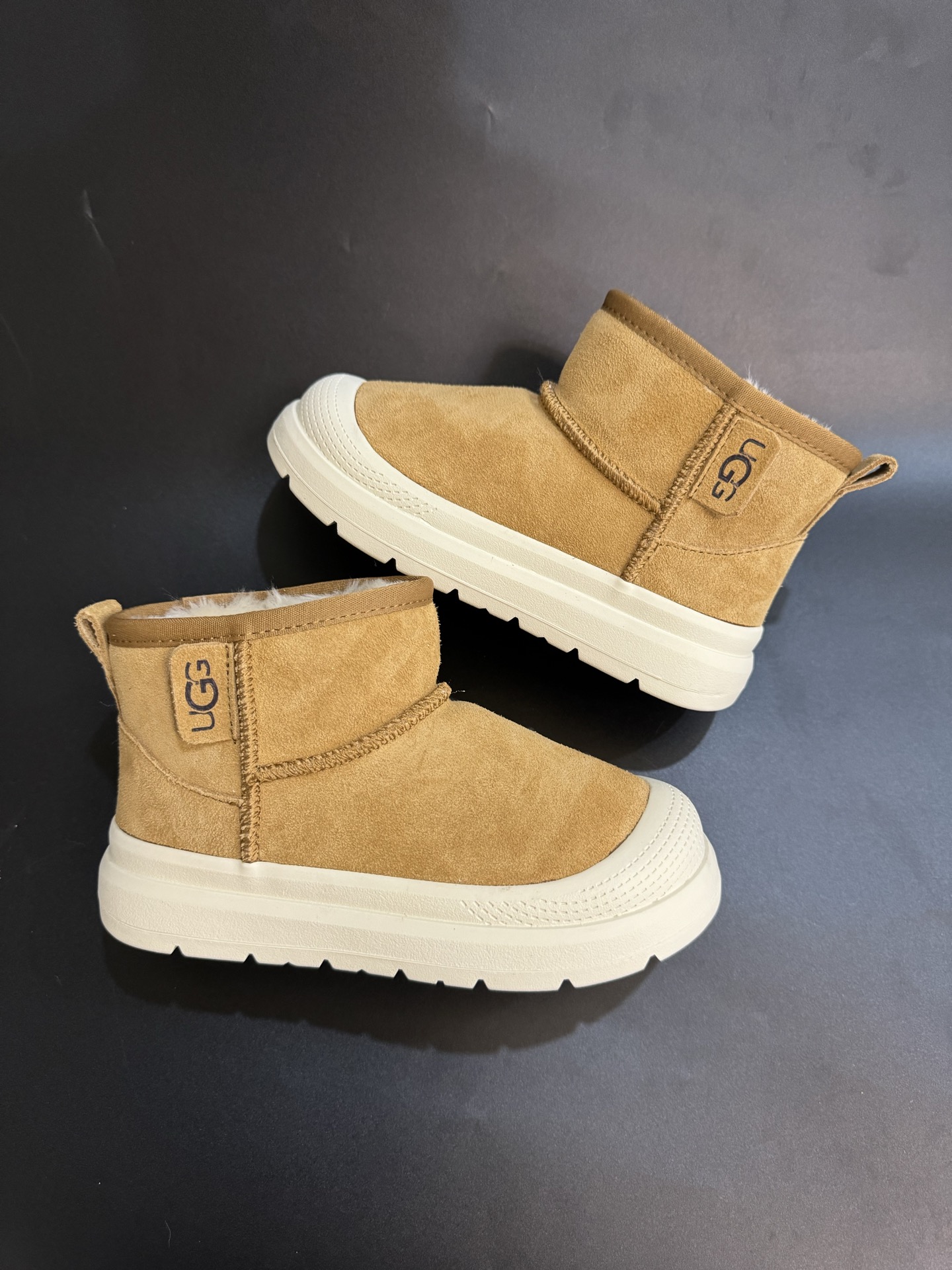 图片[9]-UGG王一博同款儿童中帮雪地靴 尺码25—35 经典UGG明星款式❤️ 低帮款式设计，保暖防风☁️ 羊毛一体系列，质感满满💯 橡胶耐磨防滑大底，脚感超赞👍🏻-选品中心