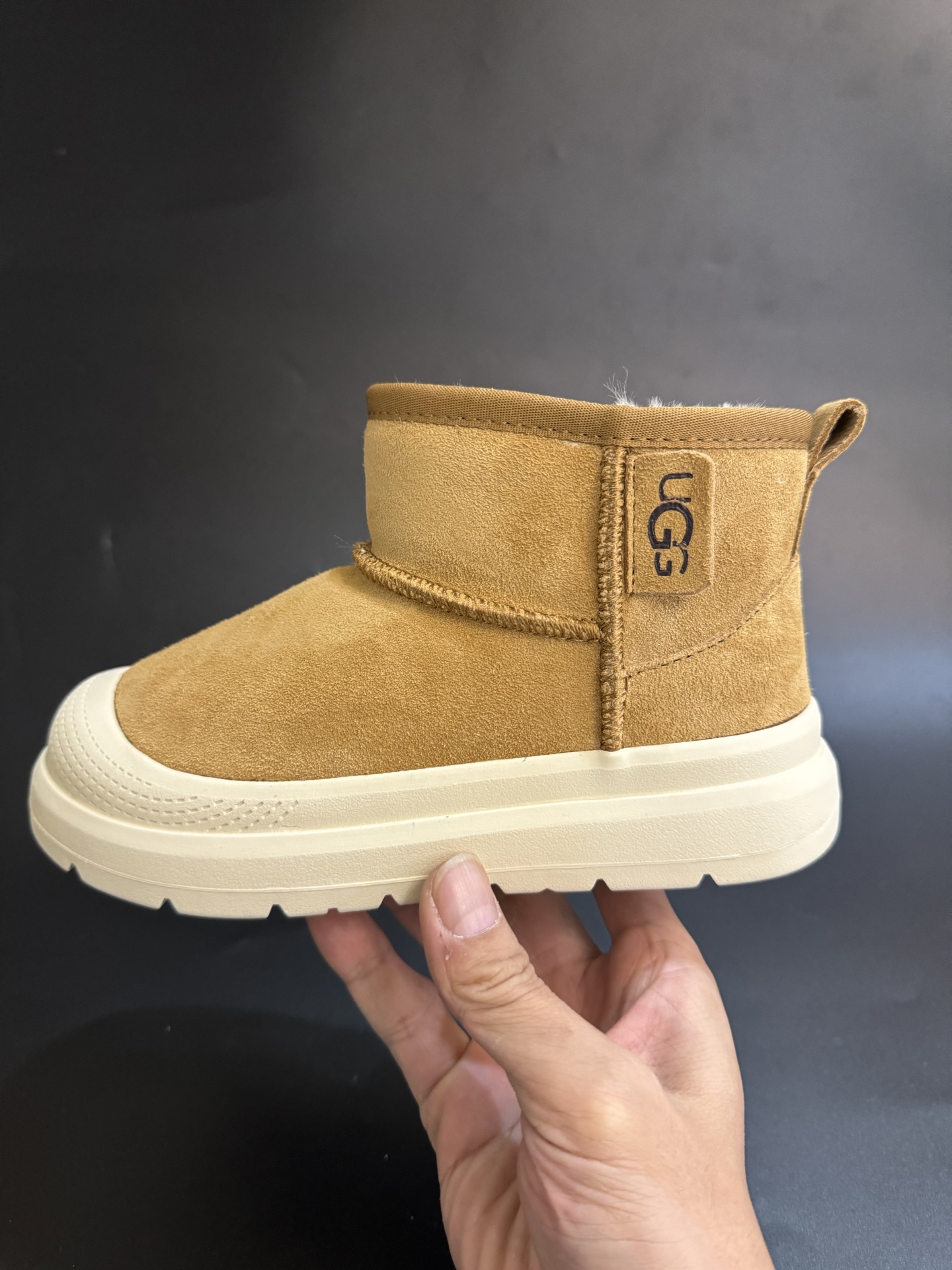 图片[3]-UGG王一博同款儿童中帮雪地靴 尺码25—35 经典UGG明星款式❤️ 低帮款式设计，保暖防风☁️ 羊毛一体系列，质感满满💯 橡胶耐磨防滑大底，脚感超赞👍🏻-选品中心