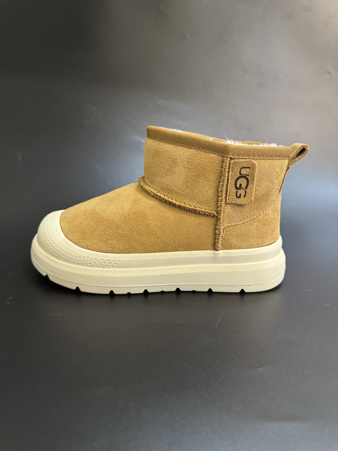 三色放 UGG王一博同款儿童中帮雪地靴 尺码25—35 经典UGG明星款式❤️ 低帮款式设计，保暖防风☁️ 羊毛一体系列，质感满满💯 橡胶耐磨防滑大底，脚感超赞👍🏻-选品中心