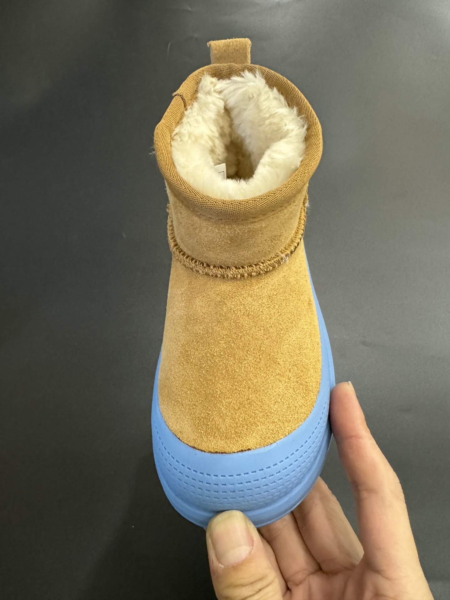 图片[6]-UGG王一博同款儿童中帮雪地靴 尺码25—35 经典UGG明星款式❤️ 低帮款式设计，保暖防风☁️ 羊毛一体系列，质感满满💯 橡胶耐磨防滑大底，脚感超赞👍🏻-选品中心