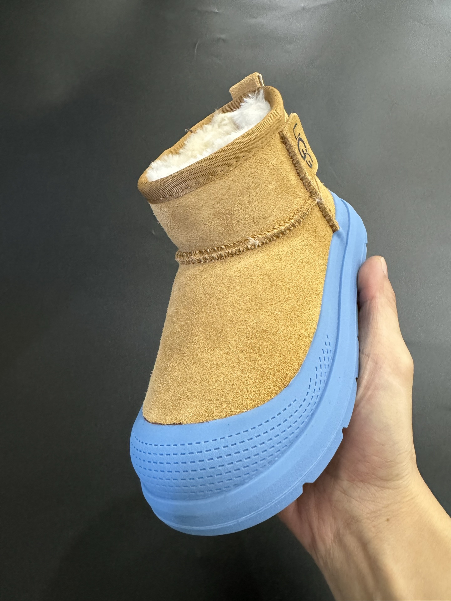 图片[4]-UGG王一博同款儿童中帮雪地靴 尺码25—35 经典UGG明星款式❤️ 低帮款式设计，保暖防风☁️ 羊毛一体系列，质感满满💯 橡胶耐磨防滑大底，脚感超赞👍🏻-选品中心