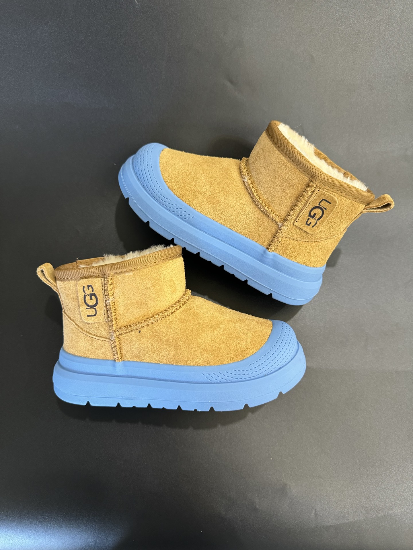 图片[9]-UGG王一博同款儿童中帮雪地靴 尺码25—35 经典UGG明星款式❤️ 低帮款式设计，保暖防风☁️ 羊毛一体系列，质感满满💯 橡胶耐磨防滑大底，脚感超赞👍🏻-选品中心