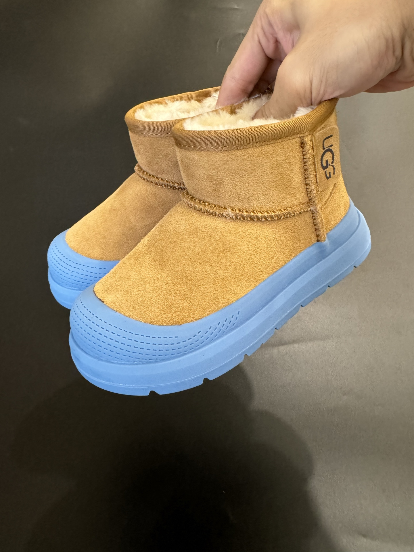 UGG王一博同款儿童中帮雪地靴 尺码25—35 经典UGG明星款式❤️ 低帮款式设计，保暖防风☁️ 羊毛一体系列，质感满满💯 橡胶耐磨防滑大底，脚感超赞👍🏻-选品中心