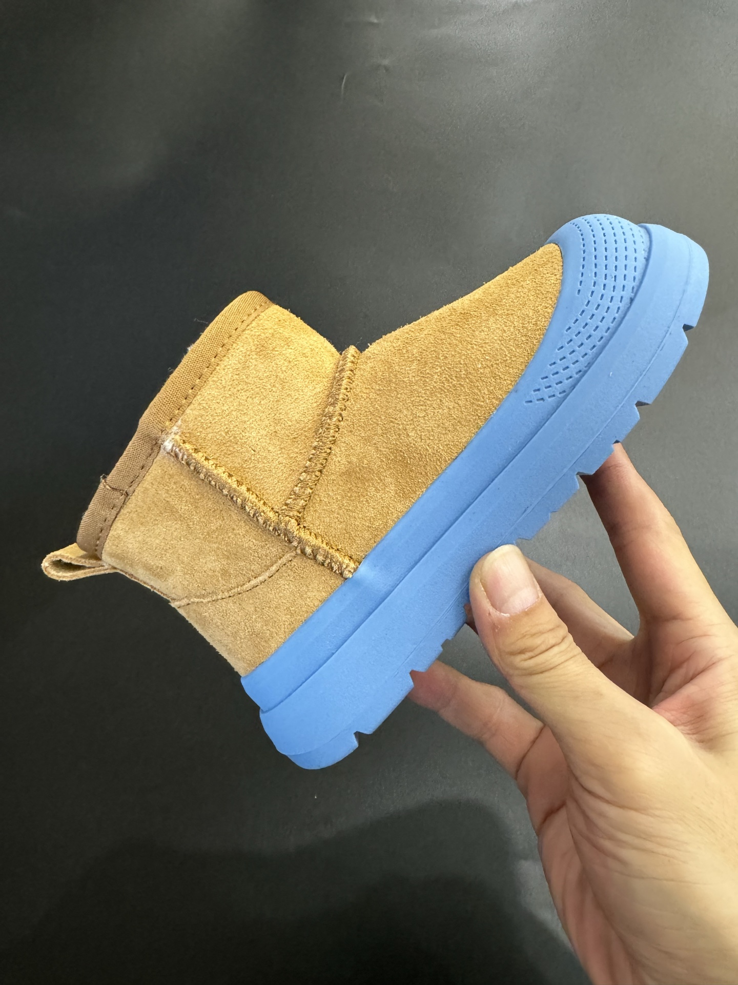 图片[5]-UGG王一博同款儿童中帮雪地靴 尺码25—35 经典UGG明星款式❤️ 低帮款式设计，保暖防风☁️ 羊毛一体系列，质感满满💯 橡胶耐磨防滑大底，脚感超赞👍🏻-选品中心