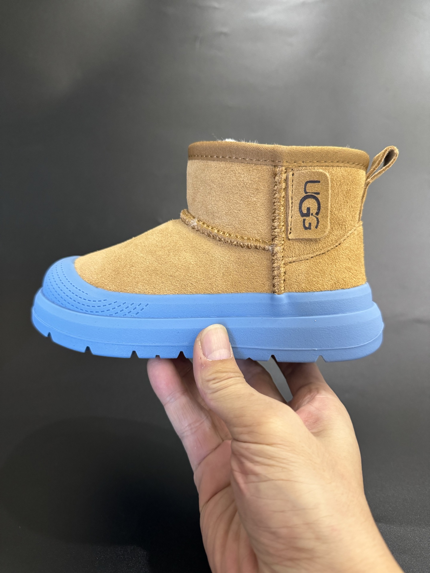 图片[3]-UGG王一博同款儿童中帮雪地靴 尺码25—35 经典UGG明星款式❤️ 低帮款式设计，保暖防风☁️ 羊毛一体系列，质感满满💯 橡胶耐磨防滑大底，脚感超赞👍🏻-选品中心