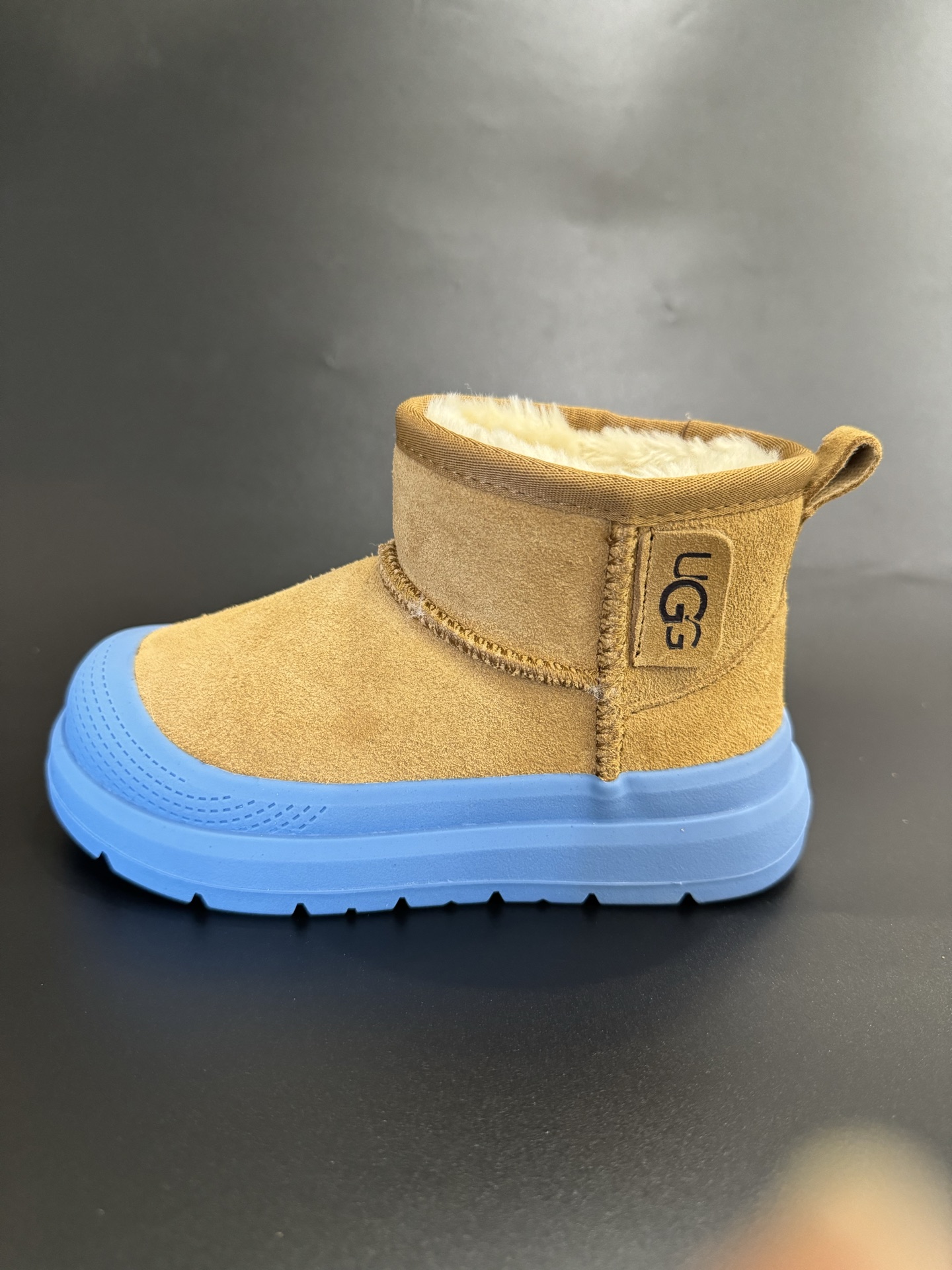 图片[3]-三色放 UGG王一博同款儿童中帮雪地靴 尺码25—35 经典UGG明星款式❤️ 低帮款式设计，保暖防风☁️ 羊毛一体系列，质感满满💯 橡胶耐磨防滑大底，脚感超赞👍🏻-选品中心