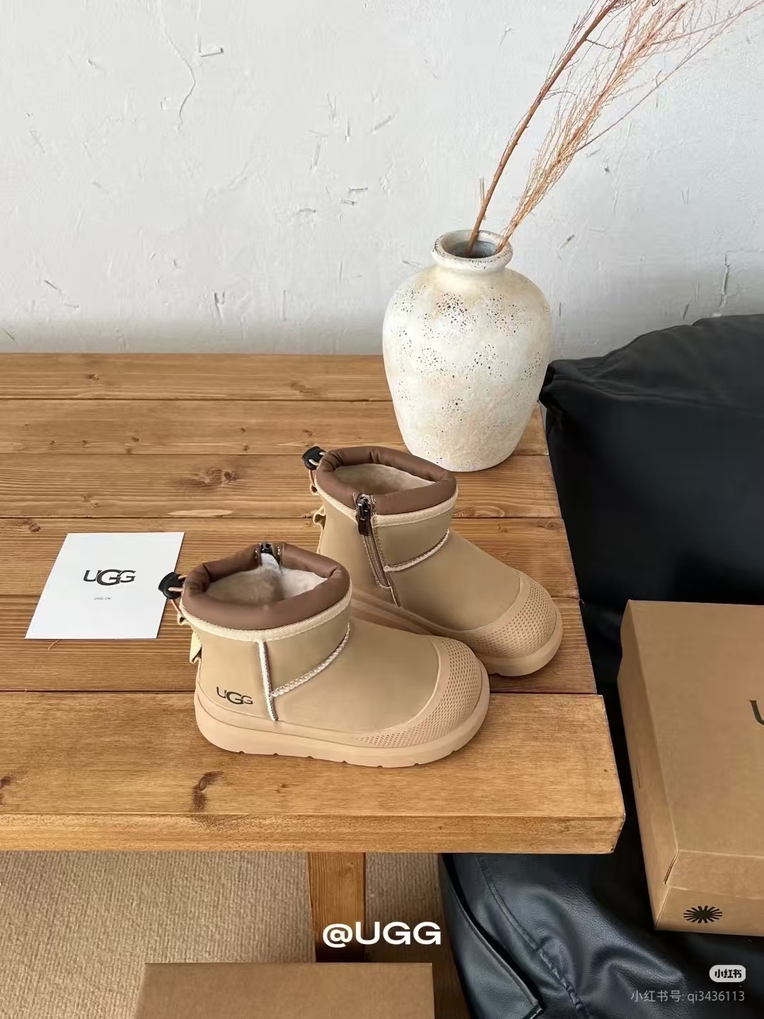 UGG塔斯曼儿童中帮雪地靴 尺码26-37 经典UGG明星款式❤️ 低帮款式设计，保暖防风☁️ 羊毛一体系列，质感满满💯 橡胶耐磨防滑大底，脚感超赞👍🏻-选品中心