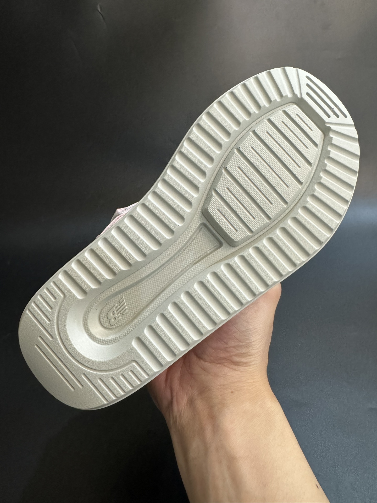 图片[8]-新色加绒NB中帮卡扣防风儿童雪地靴 尺码：24-39码 加绒款NB中帮系列❄️ 内里加绒，保暖又舒适☁️ 卡扣设计，穿脱超方便✌🏻 耐磨防滑大底，脚感超赞👍🏻-选品中心