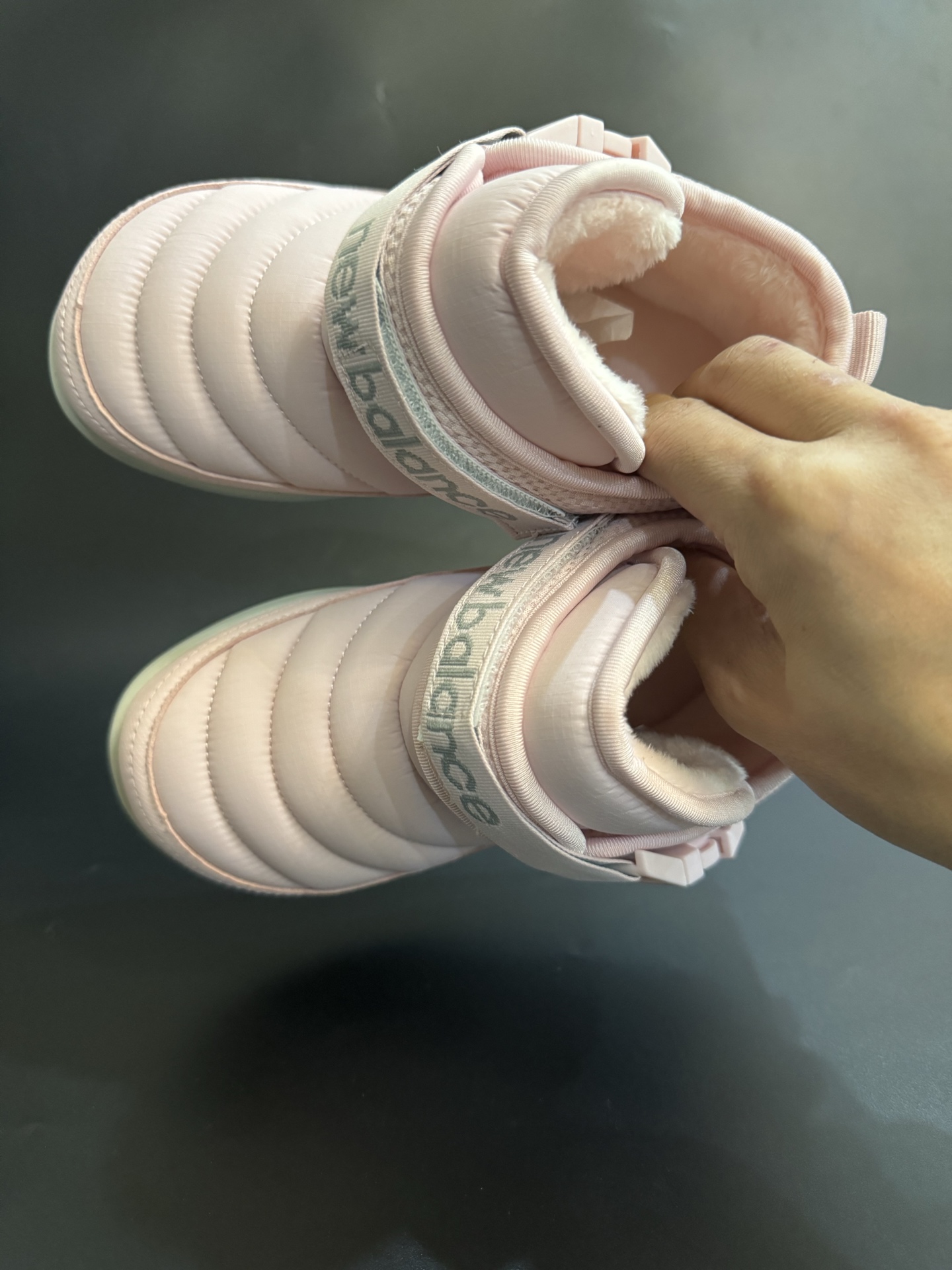 图片[2]-新色加绒NB中帮卡扣防风儿童雪地靴 尺码：24-39码 加绒款NB中帮系列❄️ 内里加绒，保暖又舒适☁️ 卡扣设计，穿脱超方便✌🏻 耐磨防滑大底，脚感超赞👍🏻-选品中心