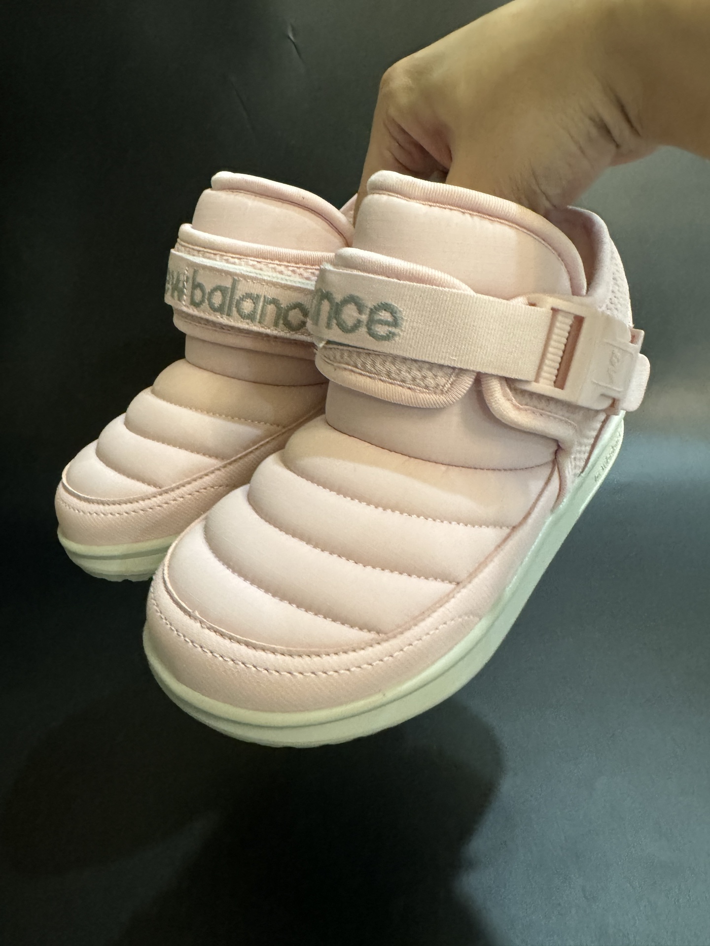 新色加绒NB中帮卡扣防风儿童雪地靴 尺码：24-39码 加绒款NB中帮系列❄️ 内里加绒，保暖又舒适☁️ 卡扣设计，穿脱超方便✌🏻 耐磨防滑大底，脚感超赞👍🏻-选品中心