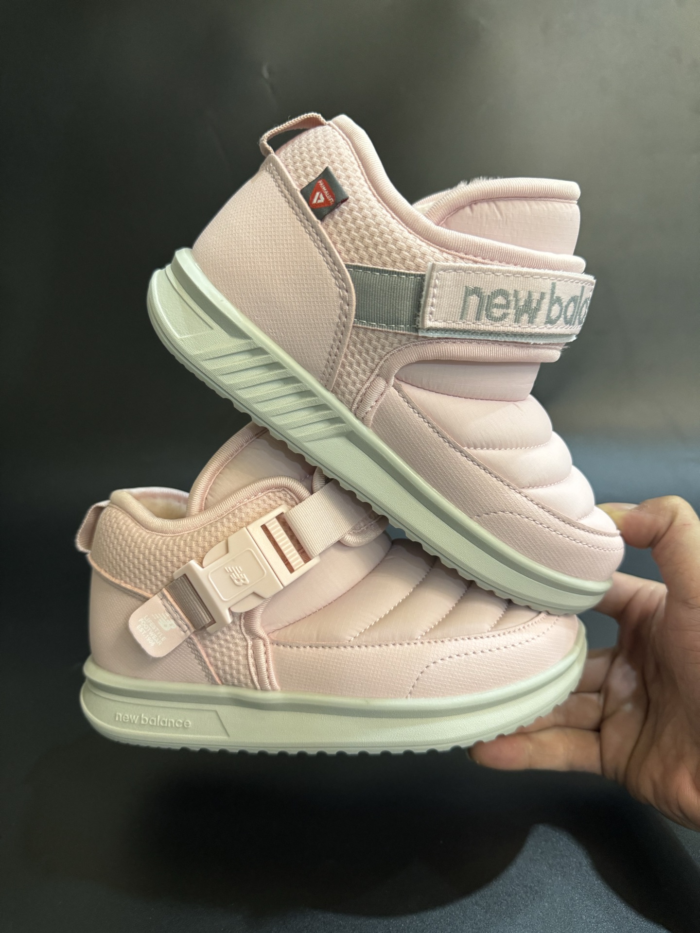 图片[9]-新色加绒NB中帮卡扣防风儿童雪地靴 尺码：24-39码 加绒款NB中帮系列❄️ 内里加绒，保暖又舒适☁️ 卡扣设计，穿脱超方便✌🏻 耐磨防滑大底，脚感超赞👍🏻-选品中心