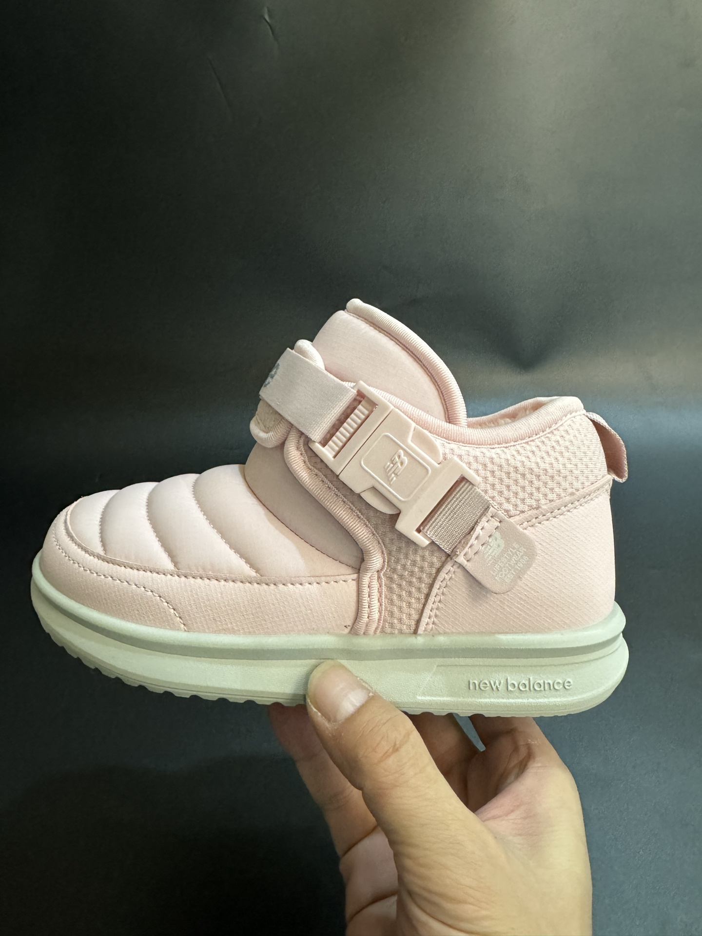 图片[3]-新色加绒NB中帮卡扣防风儿童雪地靴 尺码：24-39码 加绒款NB中帮系列❄️ 内里加绒，保暖又舒适☁️ 卡扣设计，穿脱超方便✌🏻 耐磨防滑大底，脚感超赞👍🏻-选品中心