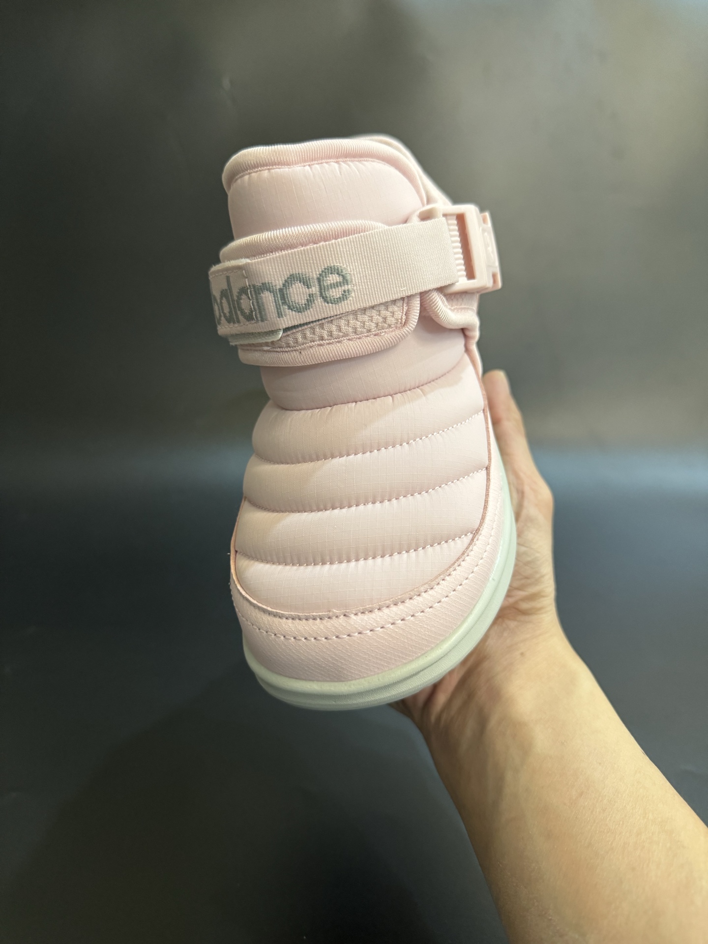 图片[4]-新色加绒NB中帮卡扣防风儿童雪地靴 尺码：24-39码 加绒款NB中帮系列❄️ 内里加绒，保暖又舒适☁️ 卡扣设计，穿脱超方便✌🏻 耐磨防滑大底，脚感超赞👍🏻-选品中心