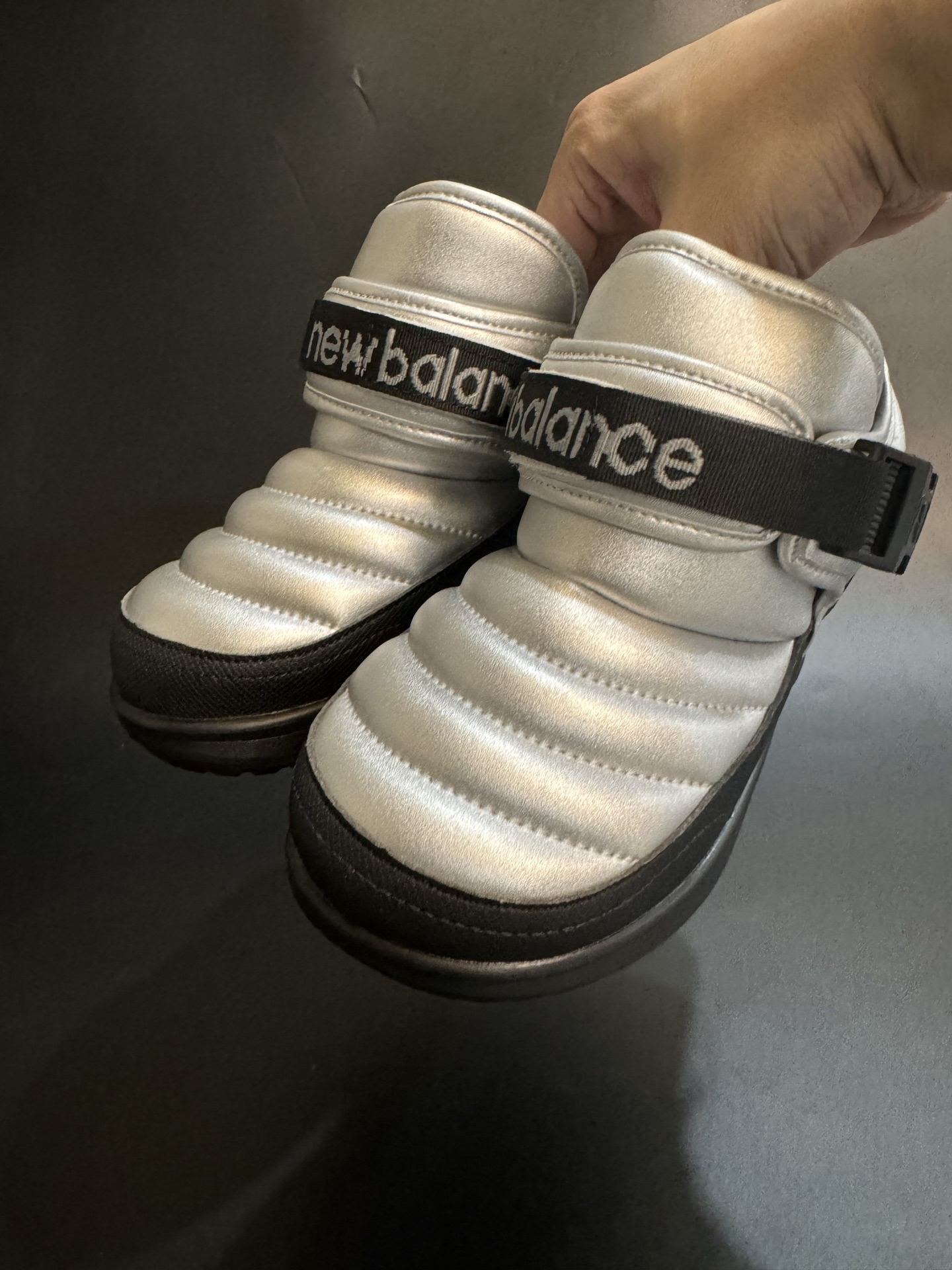 新色加绒NB中帮卡扣防风儿童雪地靴 尺码：24-39码 加绒款NB中帮系列❄️ 内里加绒，保暖又舒适☁️ 卡扣设计，穿脱超方便✌🏻 耐磨防滑大底，脚感超赞👍🏻-选品中心