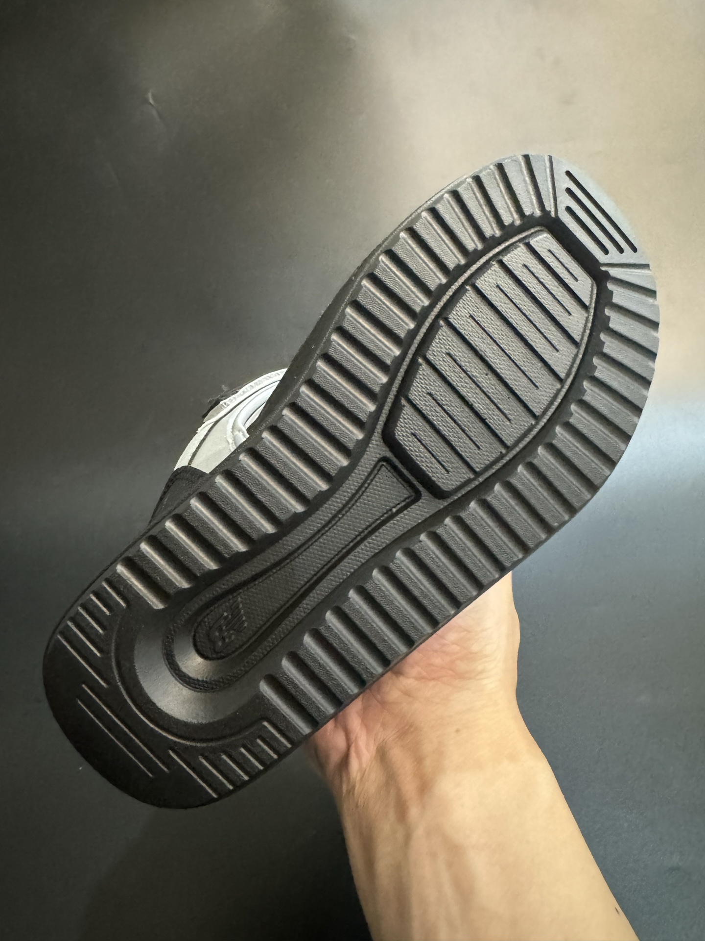 图片[8]-新色加绒NB中帮卡扣防风儿童雪地靴 尺码：24-39码 加绒款NB中帮系列❄️ 内里加绒，保暖又舒适☁️ 卡扣设计，穿脱超方便✌🏻 耐磨防滑大底，脚感超赞👍🏻-选品中心