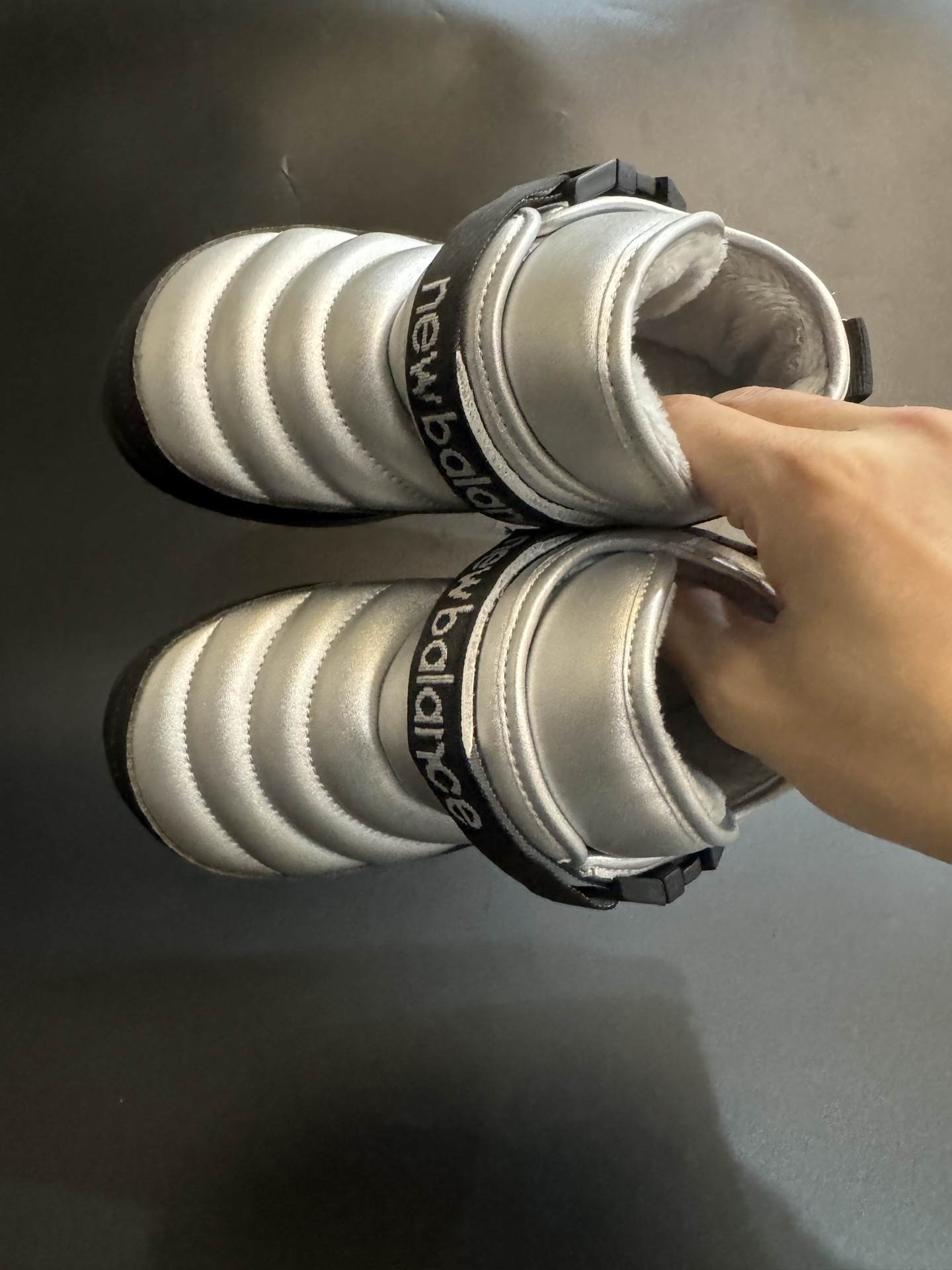 图片[2]-新色加绒NB中帮卡扣防风儿童雪地靴 尺码：24-39码 加绒款NB中帮系列❄️ 内里加绒，保暖又舒适☁️ 卡扣设计，穿脱超方便✌🏻 耐磨防滑大底，脚感超赞👍🏻-选品中心