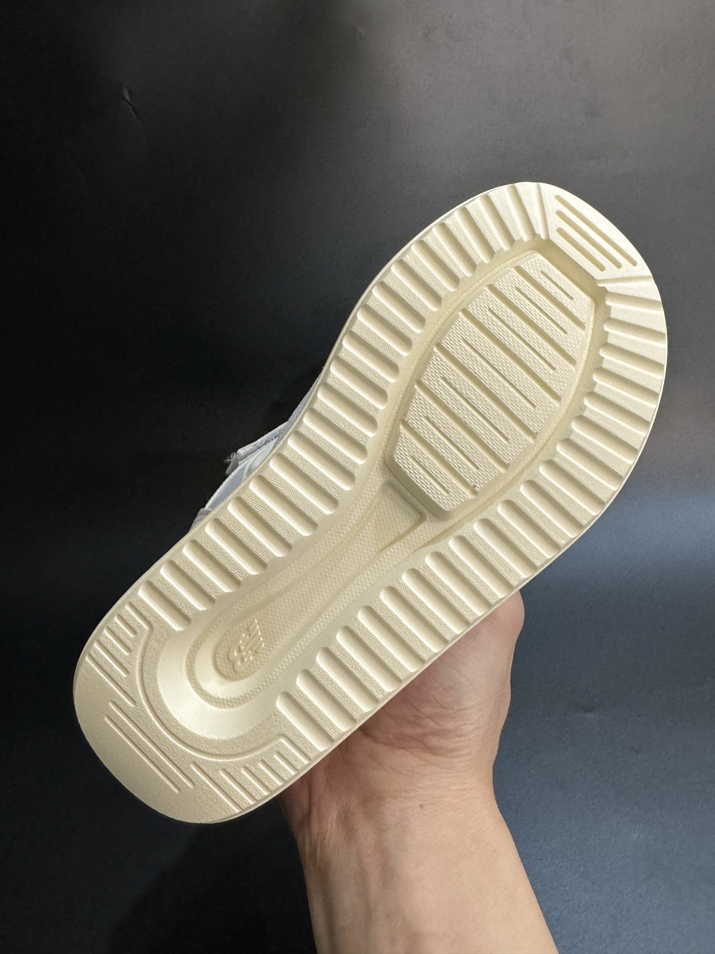 图片[8]-新色加绒NB中帮卡扣防风儿童雪地靴 尺码：24-39码 加绒款NB中帮系列❄️ 内里加绒，保暖又舒适☁️ 卡扣设计，穿脱超方便✌🏻 耐磨防滑大底，脚感超赞👍🏻-选品中心