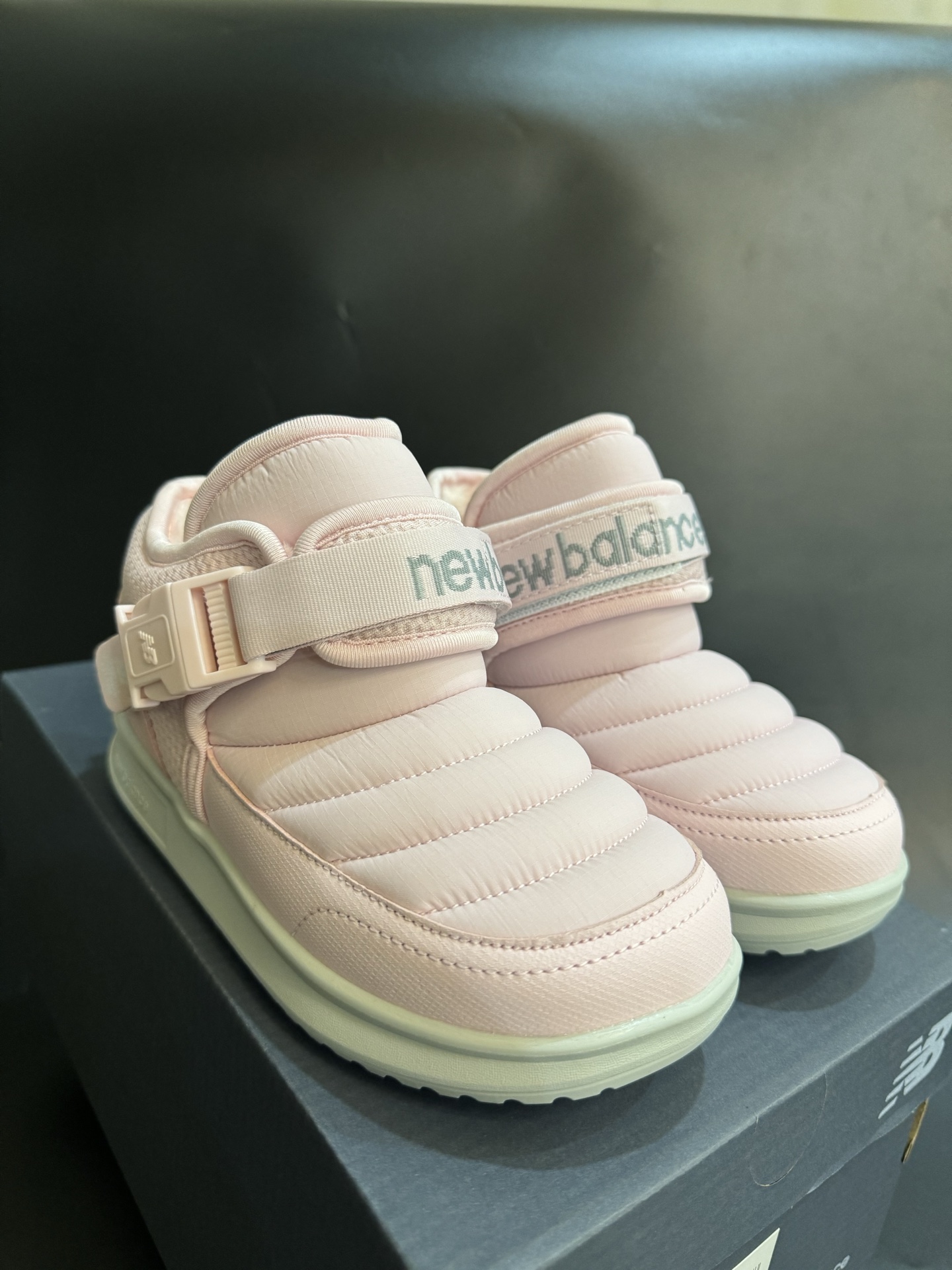 图片[4]-放 新色加绒NB中帮卡扣防风儿童雪地靴 尺码：24-39码 加绒款NB中帮系列❄️ 内里加绒，保暖又舒适☁️ 卡扣设计，穿脱超方便✌🏻 耐磨防滑大底，脚感超赞👍🏻-选品中心