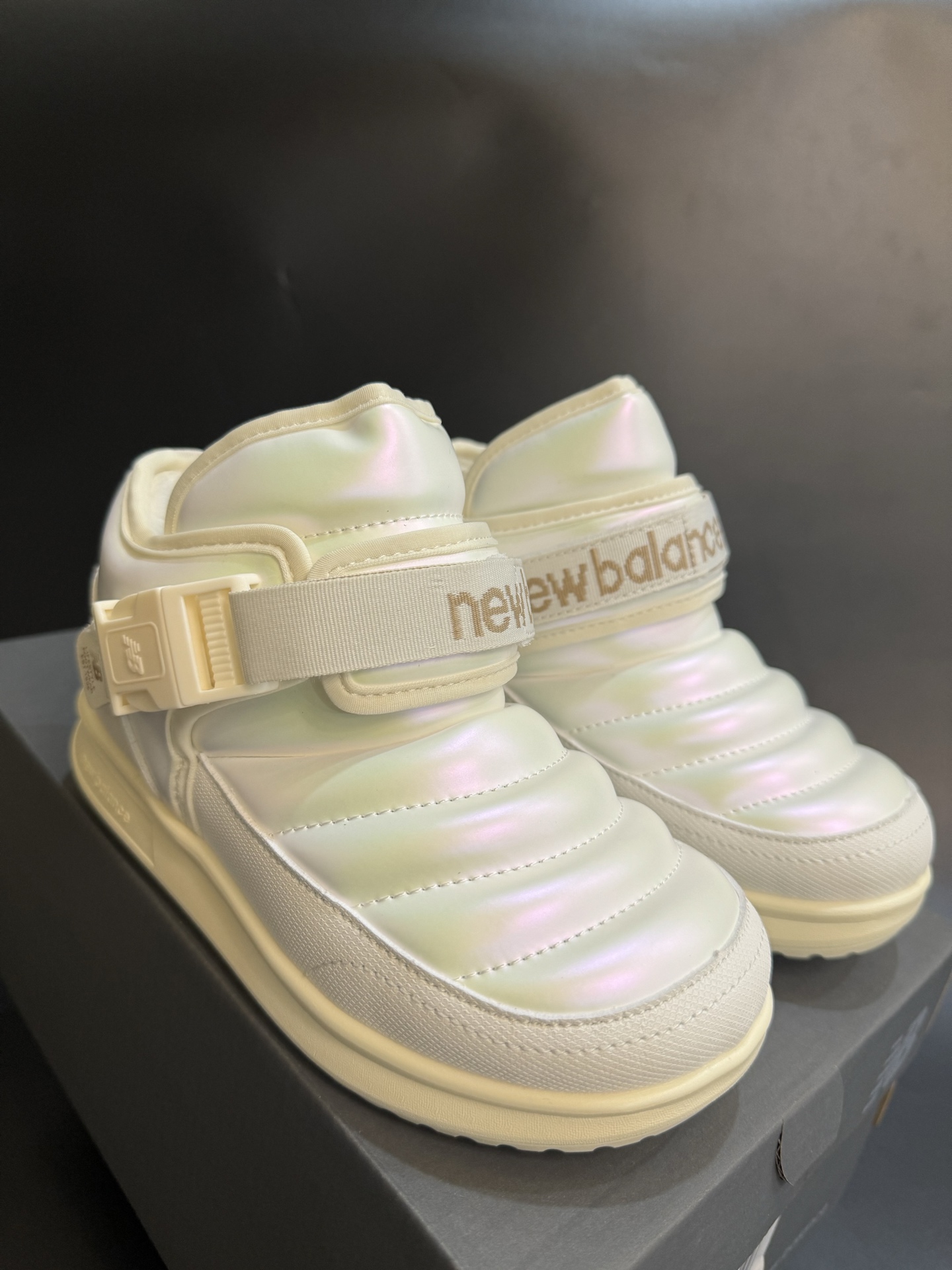 图片[5]-放 新色加绒NB中帮卡扣防风儿童雪地靴 尺码：24-39码 加绒款NB中帮系列❄️ 内里加绒，保暖又舒适☁️ 卡扣设计，穿脱超方便✌🏻 耐磨防滑大底，脚感超赞👍🏻-选品中心