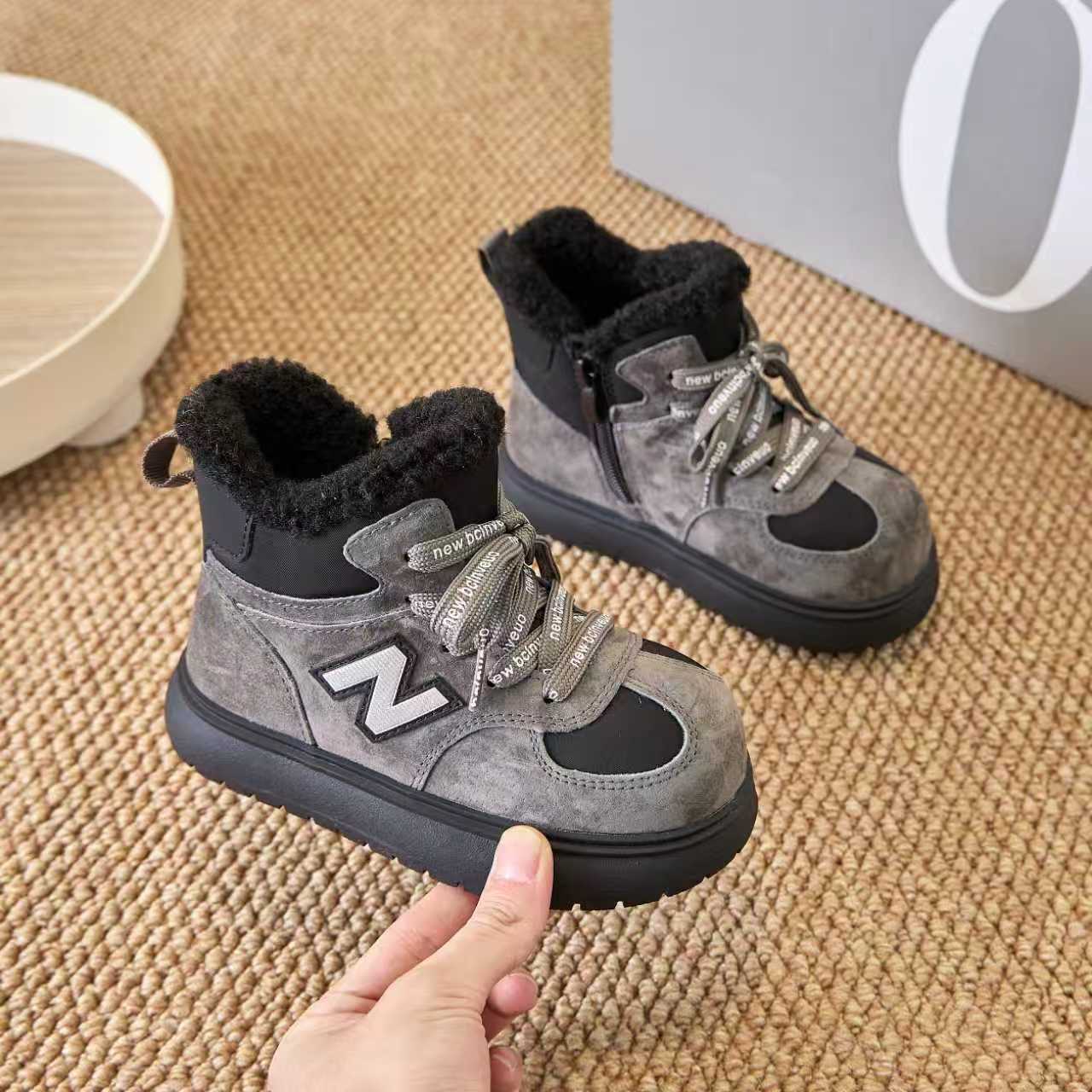 图片[3]-冬季新款NB高帮卡皮巴拉大头儿童雪地靴加绒加厚棉靴面包鞋 加绒NB高帮卡皮巴拉儿童雪地靴 尺码：26–37 加绒款NB高帮系列❄️ 内里加绒，保暖又舒适☁️ 侧拉链设计，穿脱超方便✌🏻 耐磨防滑大底，脚感超赞👍🏻-选品中心
