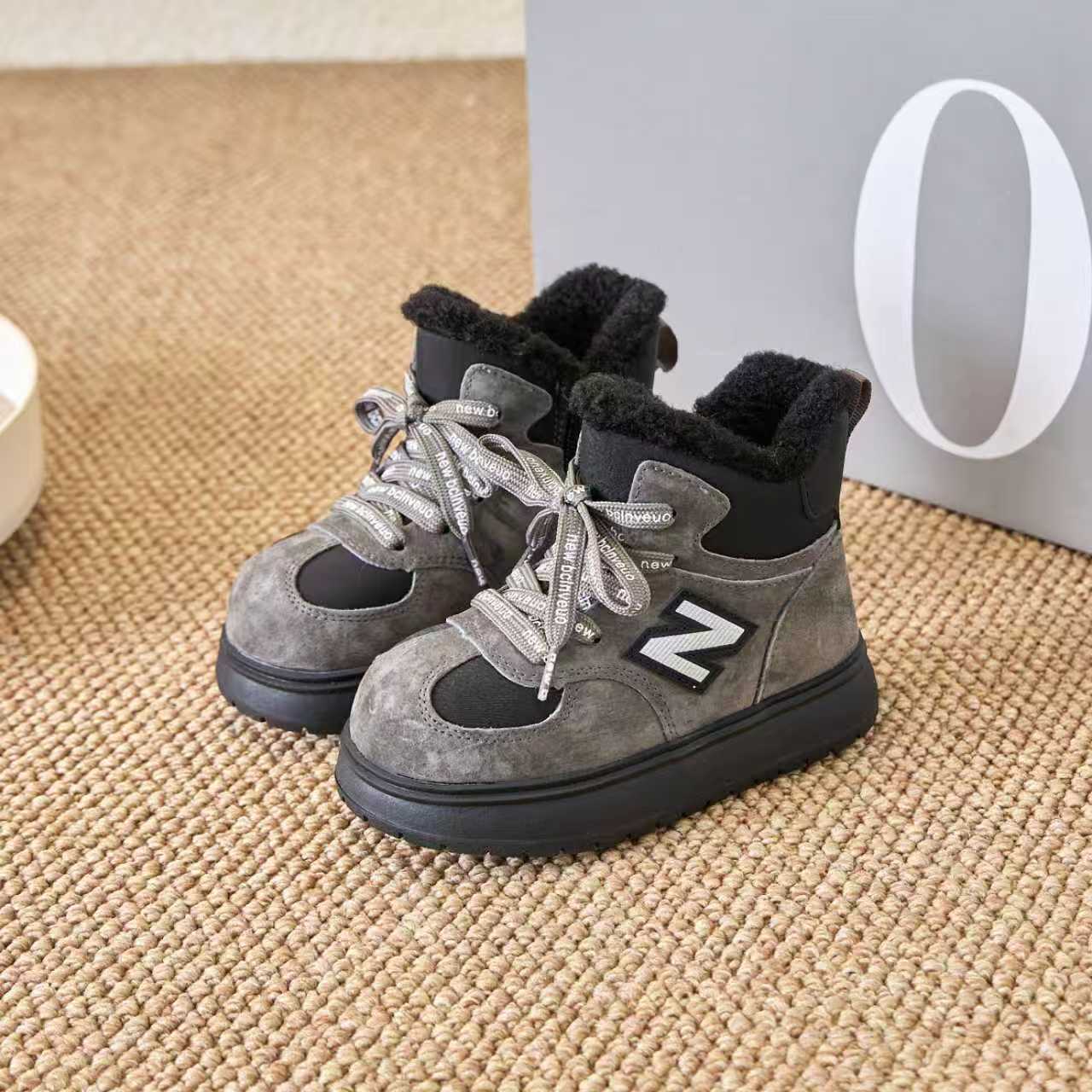 图片[6]-冬季新款NB高帮卡皮巴拉大头儿童雪地靴加绒加厚棉靴面包鞋 加绒NB高帮卡皮巴拉儿童雪地靴 尺码：26–37 加绒款NB高帮系列❄️ 内里加绒，保暖又舒适☁️ 侧拉链设计，穿脱超方便✌🏻 耐磨防滑大底，脚感超赞👍🏻-选品中心