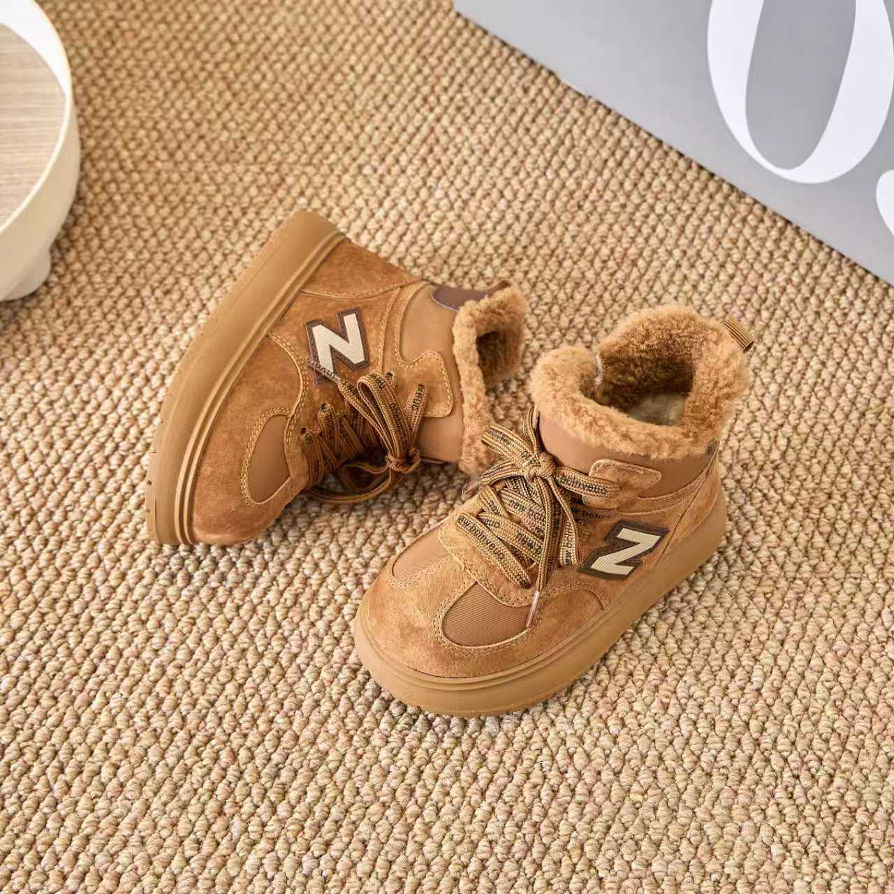 图片[2]-冬季新款NB高帮卡皮巴拉大头儿童雪地靴加绒加厚棉靴面包鞋 加绒NB高帮卡皮巴拉儿童雪地靴 尺码：26–37 加绒款NB高帮系列❄️ 内里加绒，保暖又舒适☁️ 侧拉链设计，穿脱超方便✌🏻 耐磨防滑大底，脚感超赞👍🏻-选品中心