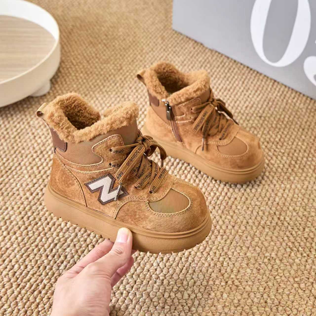 NO:583764,Winter new NB high-top capibara big-head children's snow boots plus velvet and thickened cotton boots bread shoes NB high-top capibara children's snow boots with velvet SIZE26–37 NB high-top series with velvet lining, warm and comfortable Side zipper design, super easy to put on and take off Wear-resistant and non-slip outsole, great foot feel, snow boots, boots,19860909冬季新款NB高帮卡皮巴拉大头儿童雪地靴加绒加厚棉靴面包鞋 加绒NB高帮卡皮巴拉儿童雪地靴 SIZE26–37 加绒款NB高帮系列 内里加绒,保暖又舒适 侧拉链设计,穿脱超方便 耐磨防滑大底,脚感超赞,雪地靴,boots,,Children's