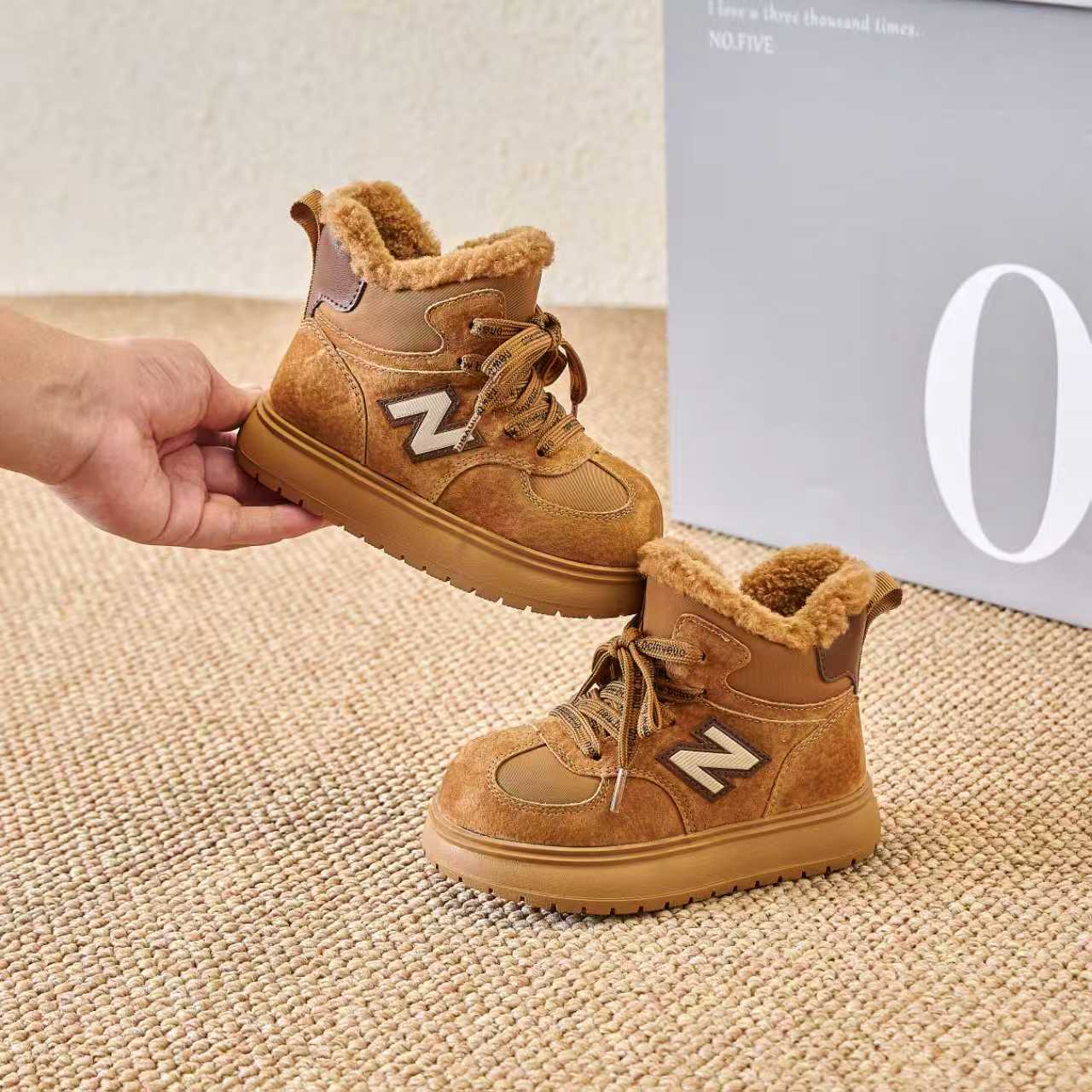 图片[4]-冬季新款NB高帮卡皮巴拉大头儿童雪地靴加绒加厚棉靴面包鞋 加绒NB高帮卡皮巴拉儿童雪地靴 尺码：26–37 加绒款NB高帮系列❄️ 内里加绒，保暖又舒适☁️ 侧拉链设计，穿脱超方便✌🏻 耐磨防滑大底，脚感超赞👍🏻-选品中心