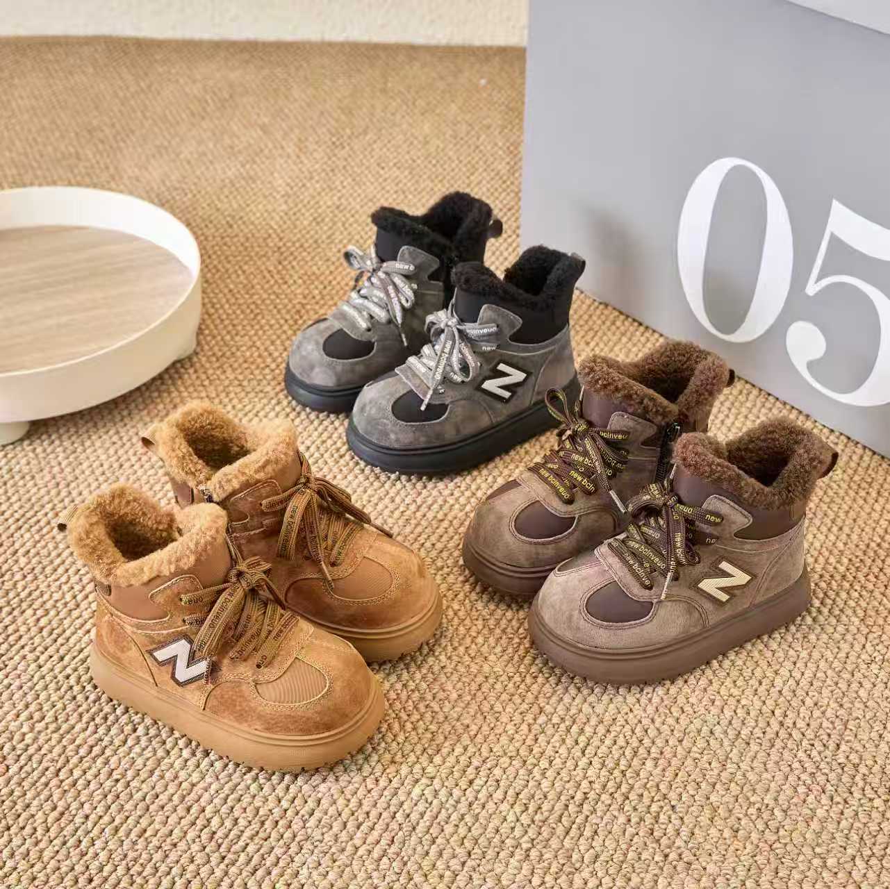 图片[5]-冬季新款NB高帮卡皮巴拉大头儿童雪地靴加绒加厚棉靴面包鞋 加绒NB高帮卡皮巴拉儿童雪地靴 尺码：26–37 加绒款NB高帮系列❄️ 内里加绒，保暖又舒适☁️ 侧拉链设计，穿脱超方便✌🏻 耐磨防滑大底，脚感超赞👍🏻-选品中心
