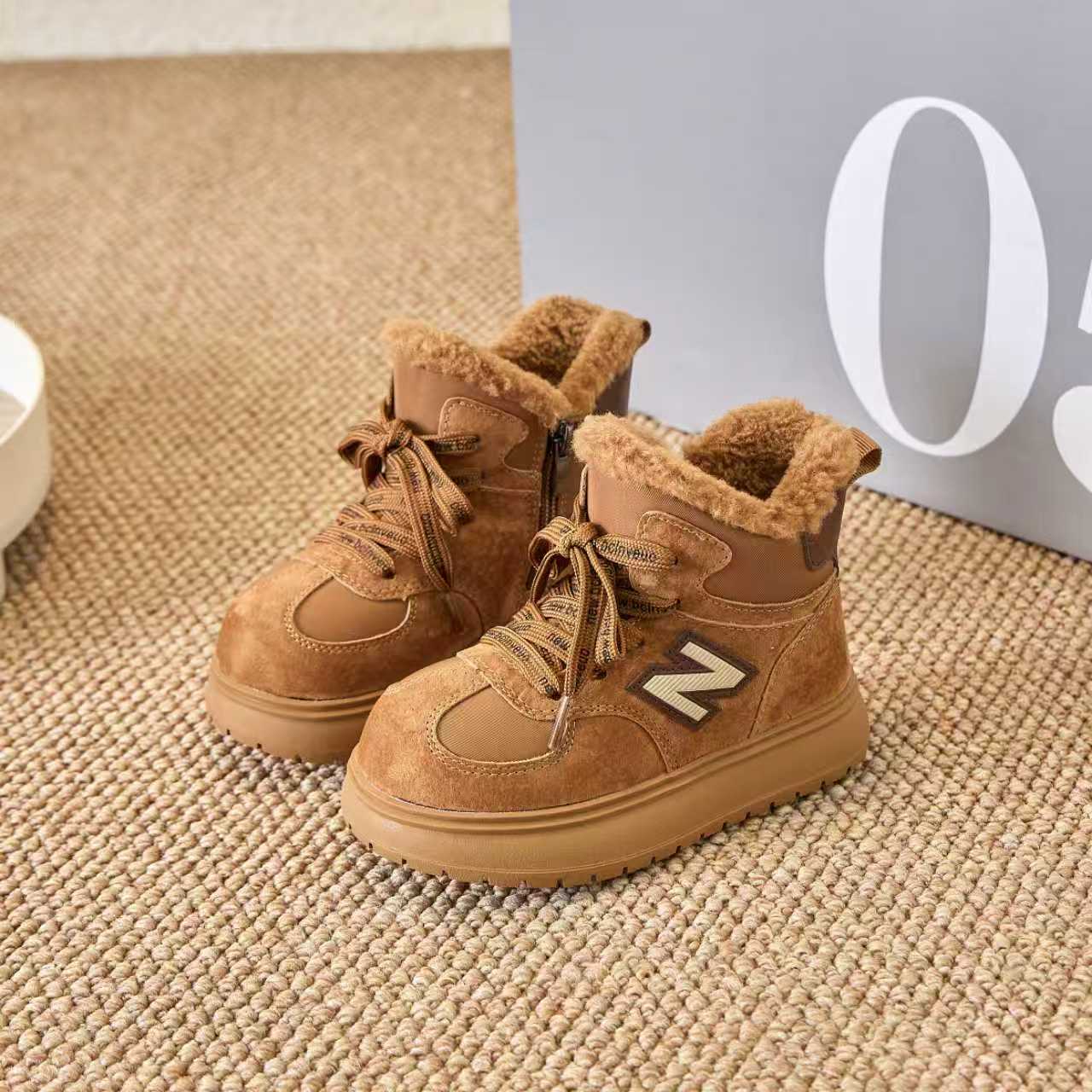 图片[7]-冬季新款NB高帮卡皮巴拉大头儿童雪地靴加绒加厚棉靴面包鞋 加绒NB高帮卡皮巴拉儿童雪地靴 尺码：26–37 加绒款NB高帮系列❄️ 内里加绒，保暖又舒适☁️ 侧拉链设计，穿脱超方便✌🏻 耐磨防滑大底，脚感超赞👍🏻-选品中心