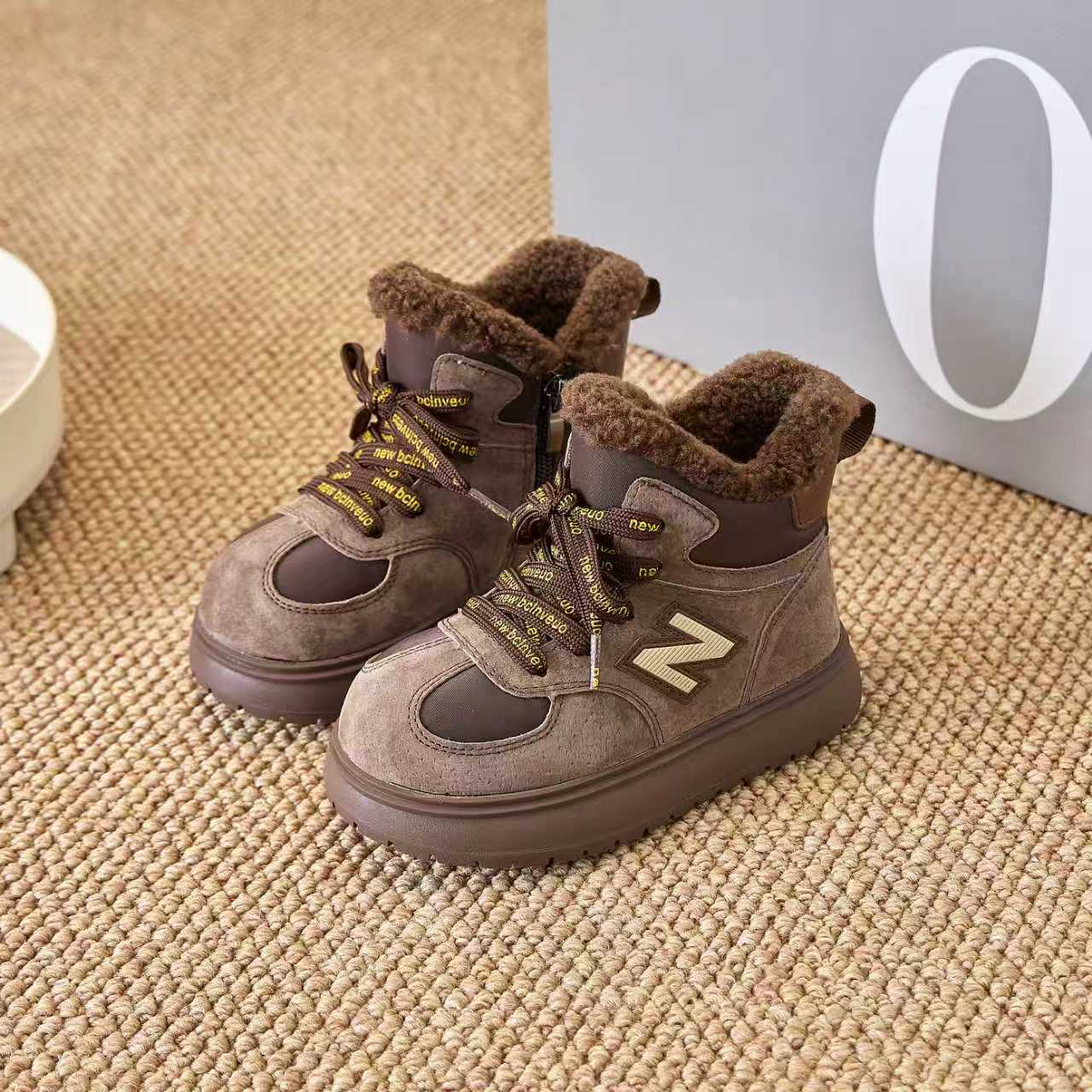图片[2]-冬季新款NB高帮卡皮巴拉大头儿童雪地靴加绒加厚棉靴面包鞋 加绒NB高帮卡皮巴拉儿童雪地靴 尺码：26–37 加绒款NB高帮系列❄️ 内里加绒，保暖又舒适☁️ 侧拉链设计，穿脱超方便✌🏻 耐磨防滑大底，脚感超赞👍🏻-选品中心