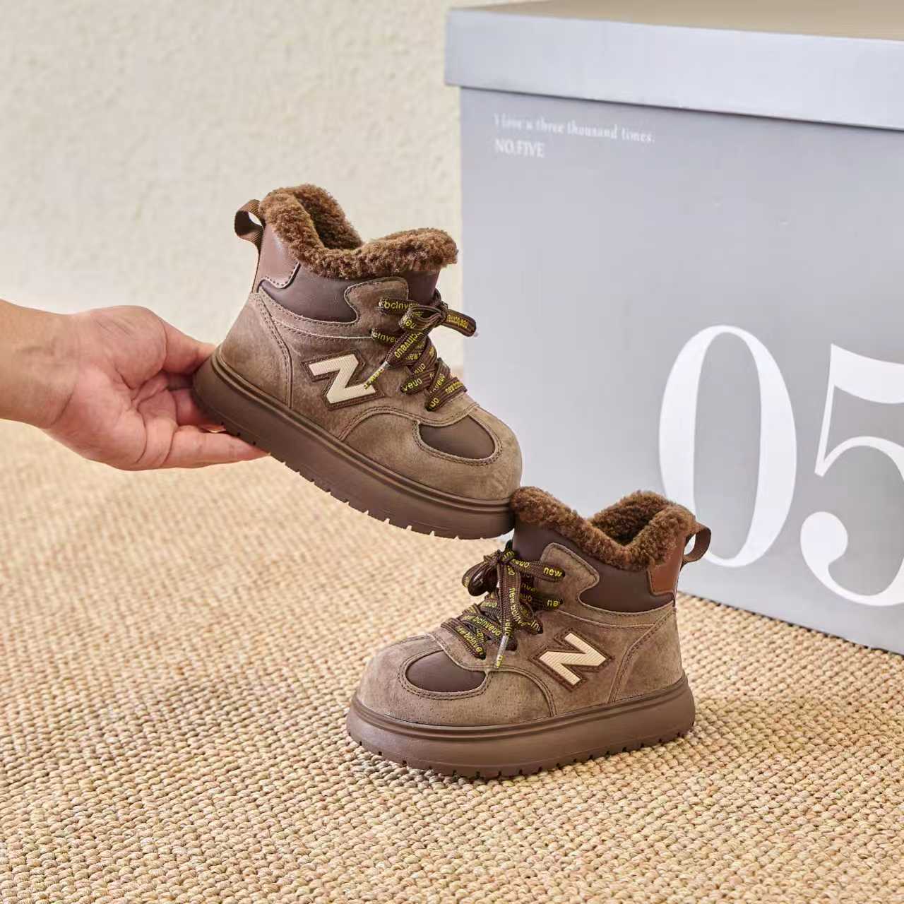 图片[6]-冬季新款NB高帮卡皮巴拉大头儿童雪地靴加绒加厚棉靴面包鞋 加绒NB高帮卡皮巴拉儿童雪地靴 尺码：26–37 加绒款NB高帮系列❄️ 内里加绒，保暖又舒适☁️ 侧拉链设计，穿脱超方便✌🏻 耐磨防滑大底，脚感超赞👍🏻-选品中心