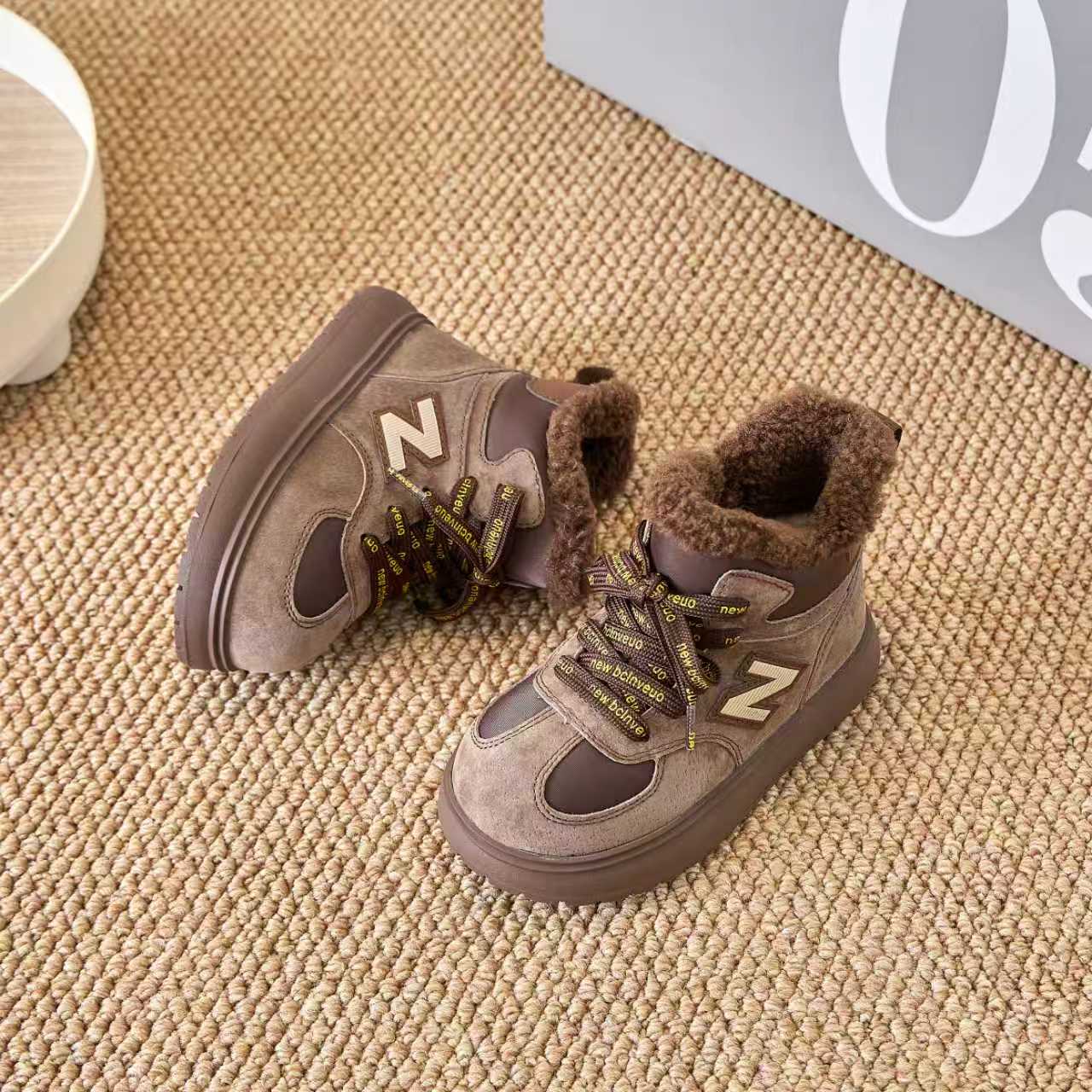 图片[3]-冬季新款NB高帮卡皮巴拉大头儿童雪地靴加绒加厚棉靴面包鞋 加绒NB高帮卡皮巴拉儿童雪地靴 尺码：26–37 加绒款NB高帮系列❄️ 内里加绒，保暖又舒适☁️ 侧拉链设计，穿脱超方便✌🏻 耐磨防滑大底，脚感超赞👍🏻-选品中心