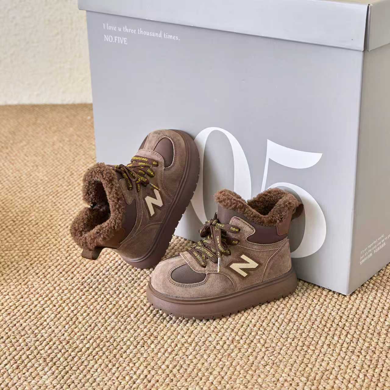 图片[4]-冬季新款NB高帮卡皮巴拉大头儿童雪地靴加绒加厚棉靴面包鞋 加绒NB高帮卡皮巴拉儿童雪地靴 尺码：26–37 加绒款NB高帮系列❄️ 内里加绒，保暖又舒适☁️ 侧拉链设计，穿脱超方便✌🏻 耐磨防滑大底，脚感超赞👍🏻-选品中心