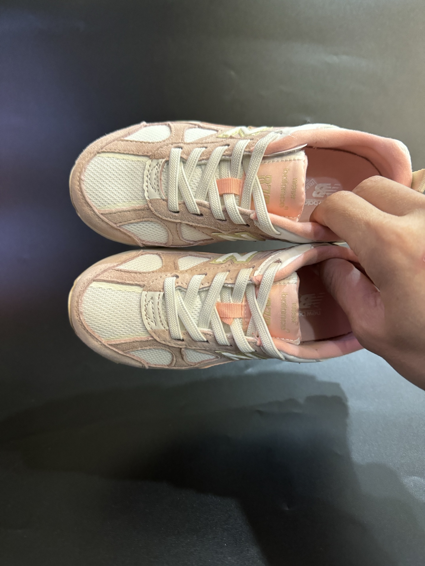 NO:713873,New color New NB pig leather elastic band retro children's sports shoes SIZE26-37 size Classic style Elastic band design, easy to put on and take off. Wear-resistant and non-slip outsole, the foot feel is self-evident. High-quality fabric splicing, the texture is super high-end!  .,NB,sneakers,19860909新色 新款NB猪八皮松紧带复古儿童运动鞋 SIZE26-37码 经典款式 松紧带设计,穿脱便捷. 耐磨防滑大底,脚感不言而喻 优质面料拼接,质感超高级！.,NB,sneakers,,Children's