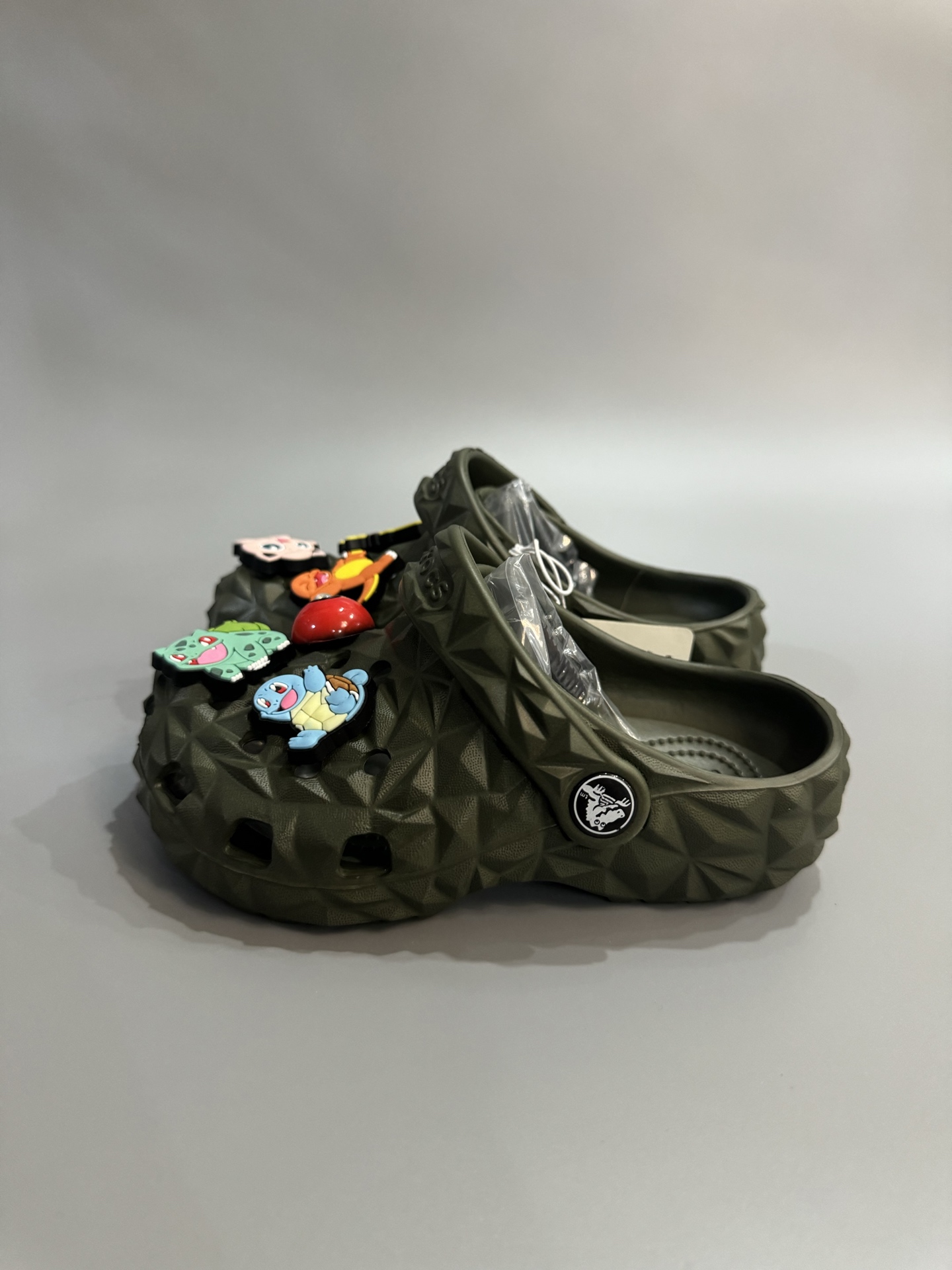 NO:762839,Crocs Classic Children's Durian Crocs | Cute kids just need them in summer, they can even ride on the waves and play in the sand!  Pokémon Goblin + Squirtle + Charmander Cartoon Pendant + Non-slip durian pattern, breathable and elastic, suitable for all age groups in sizes 24-35. Not stuffy or abrasive, can be worn at the beach or in kindergarten!  Cute Pokémon decals, kids will fall in love with them at first glance. Soft elastic sole + non-slip texture, super stable when treading water and playing in sand!  With full looks, it is a C-position shoe for babies to go out in summer. The manual measurement error is ±0.5cm. Select the size according to the foot length + 1cm margin. It is comfortable and does not squeeze the feet. Mommy can close her eyes and enter!  ,slippers,sandals,zegna,sandals,slippers,19860909卡洛驰经典儿童榴莲洞洞鞋 | 萌娃夏日刚需,踏浪玩沙都能打！ 宝可梦智必星+杰尼龟+小火龙卡通挂坠+防滑榴莲纹,透气软弹, 尺码24-35码全年龄段试配 不闷脚、不磨脚,海边、幼儿园都能穿！萌趣宝可梦贴花,娃一眼就爱上 软弹鞋底+防滑纹理,踩水玩沙超稳！颜值拉满,是娃的夏日出街C位鞋款 手工测量误差±0.5cm,按脚长+1cm余量选码,舒适不挤脚,宝妈闭眼入！,拖鞋，凉鞋,zegna,sandals,slippers,,Children's