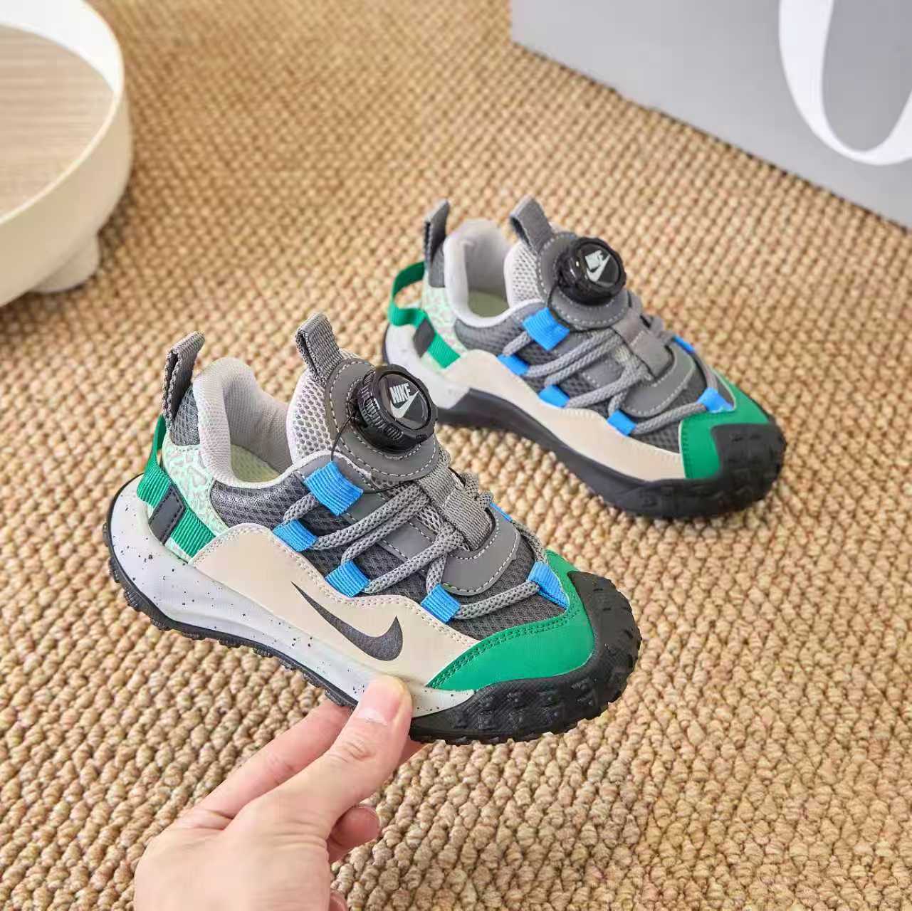 NO:762942,N IKE/Nike children's tire sole knob buckle retro hiking shoes outdoor sports shoes children's shoe size 26-37 Lightweight, breathable and wear-resistant outdoor hiking shoes with a hidden design on the tongue and mesh fabric upper, providing excellent putting on and taking off convenience and light comfort..., Nike series, sneakers,19860909N IKE /耐克儿童轮胎底旋钮扣复古登山鞋户外运动鞋童鞋尺码26-37 轻便透气耐磨户外徒步鞋鞋舌采用隐藏设计,搭配网眼织物鞋面,提供出色的穿脱便捷性及轻薄的舒适性..,耐克系列,sneakers,,Children's