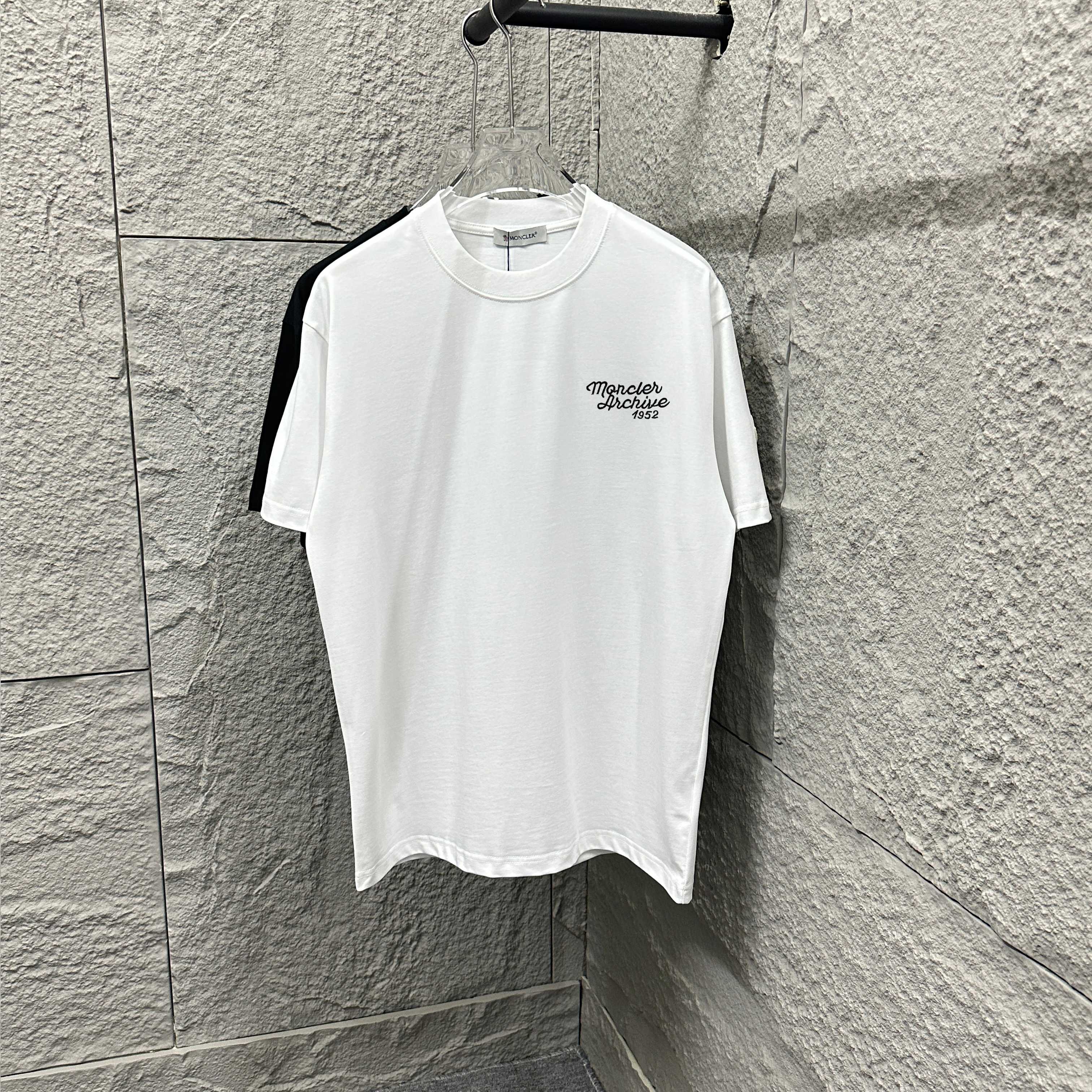 Moncle* 蒙口* 2025 primavera-verano nuevo estilo, clásico bordado de letras en blanco y negro simple, tejido de algodón p…