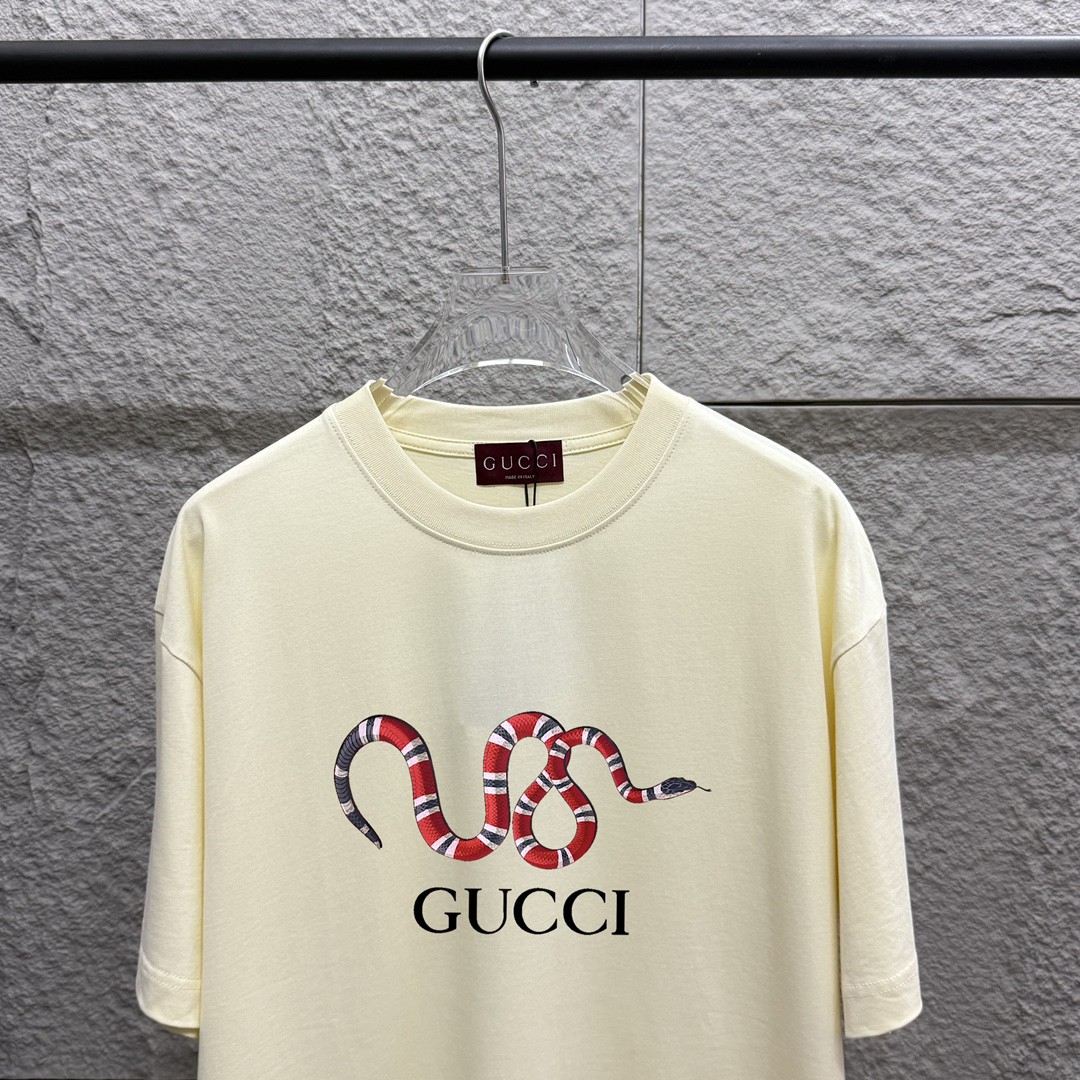 Gu 古驰* 2025 Año de la Serpiente primavera-verano nuevo, estampado clásico de serpiente y doble G en el pecho, camiseta …