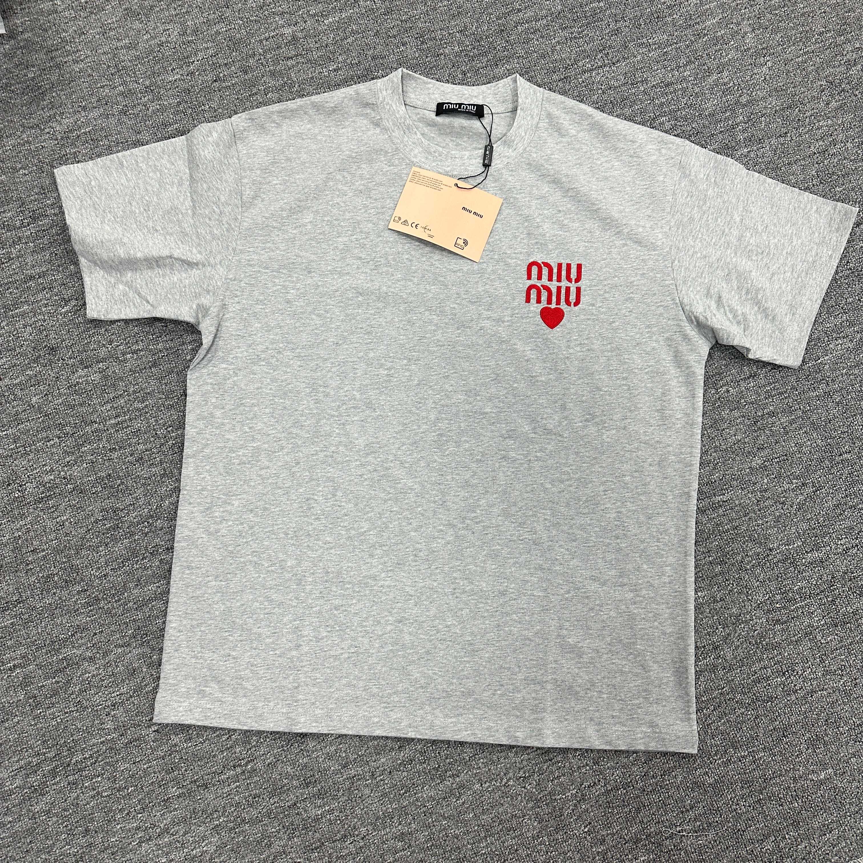 Miu Miu*2025 primavera-verano nueva colección letras bordadas con corazón rojo en el pecho camiseta de manga …
