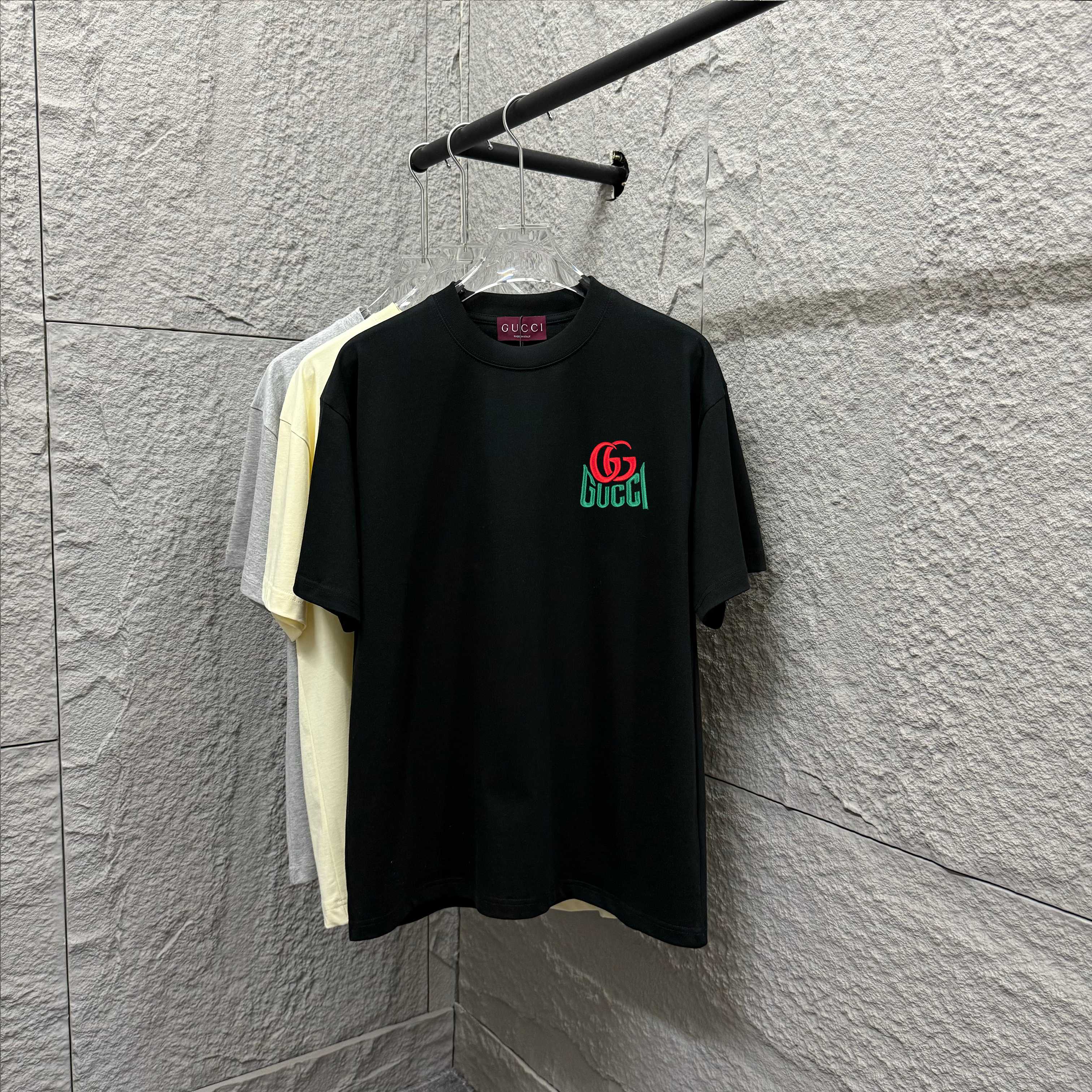 Gu Gucci* 2025 primavera-verano nuevo estilo, camiseta de manga corta con letras doble G bordadas en el pecho, tejido d…