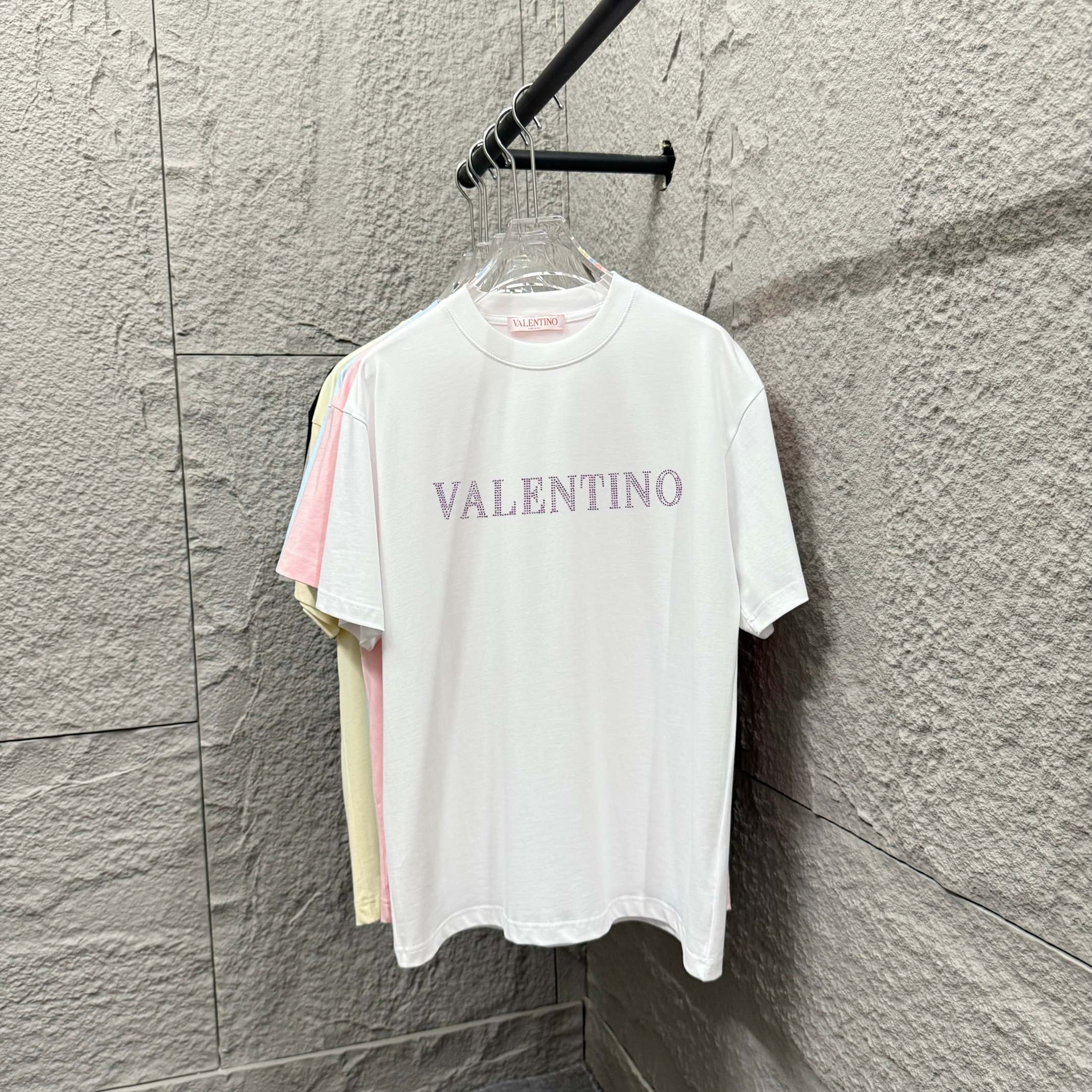 Valent*华伦*天奴 2025 primavera/verano nuevo estilo, clásico rosa con letras y técnica de pedrería termofijada, tejido pers…