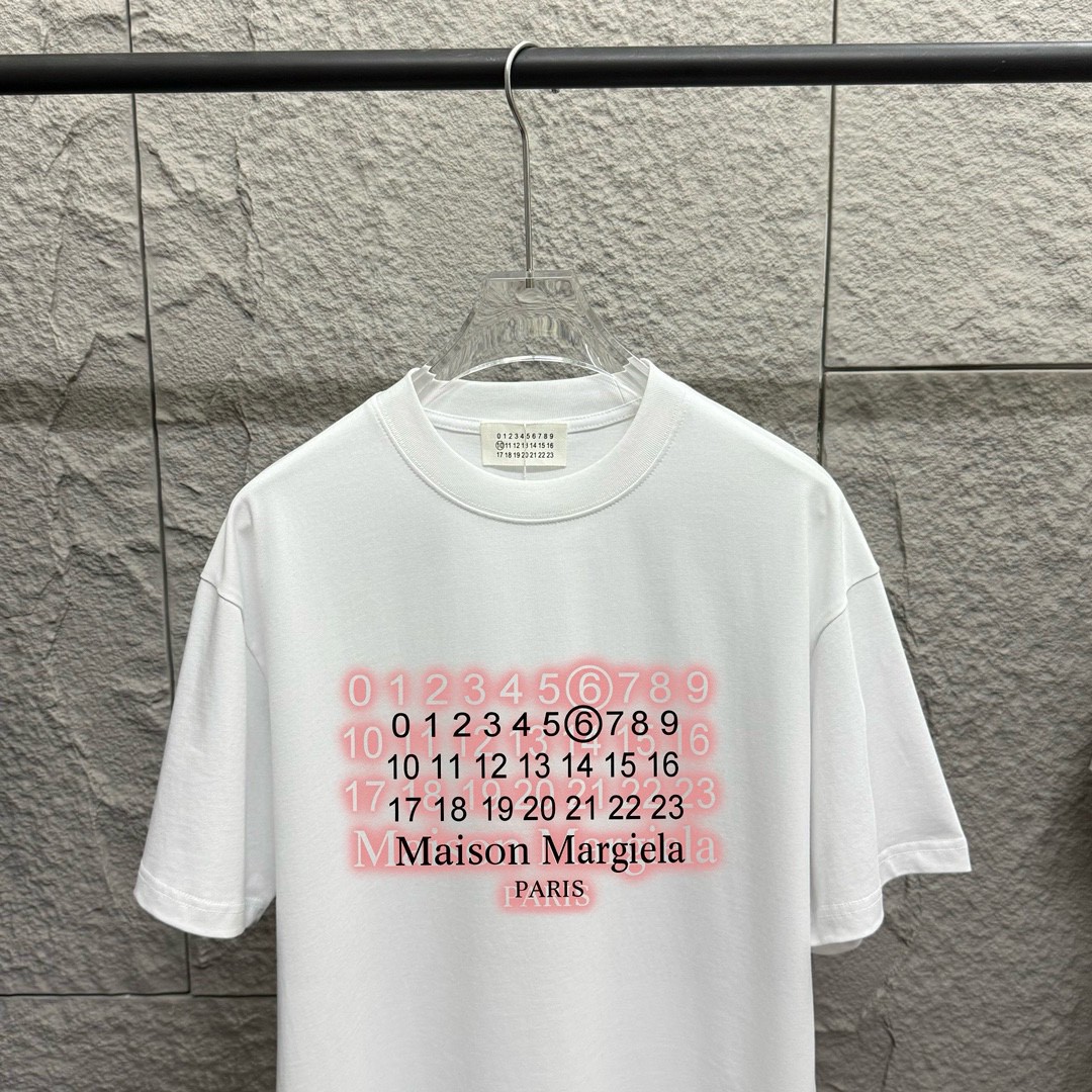 MM6 Maison Margiela 2025 primavera/verano nueva colección, camiseta de manga corta con estampado de letras y números en…